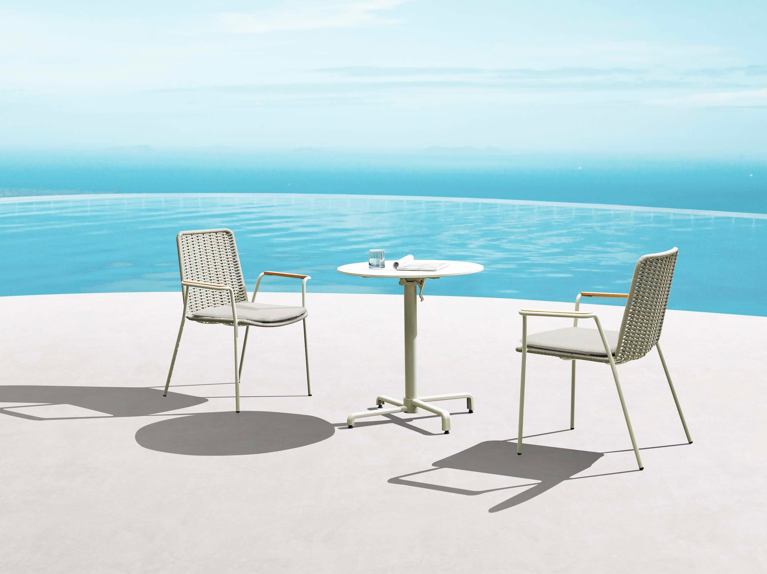 Table bistrot ronde beige en aluminium haut de gamme, design élégant méditerranéen, idéale terrasse restaurant, mobilier.