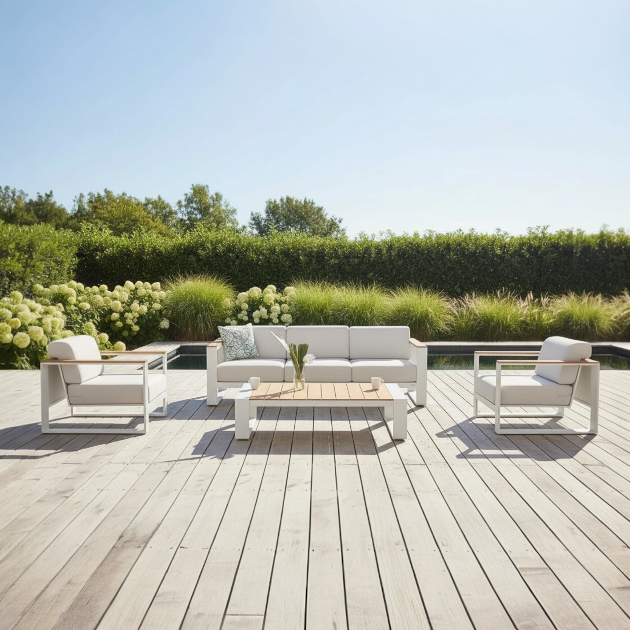 Canapé modulable 5 places en aluminium blanc, assises en tissu acrylique crème déhoussable et déperlant, table basse en teck .