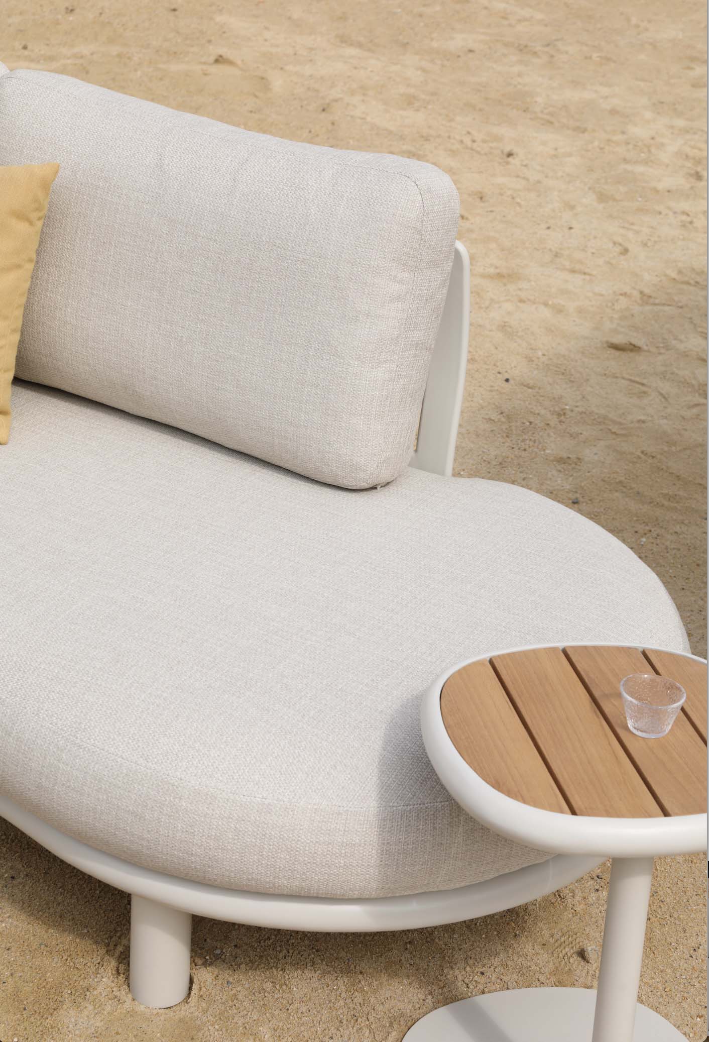 Salon de jardin luxe en aluminium haut de gamme blanc avec coussins crème, table d’appoint en teck FSC, design aux courbes.