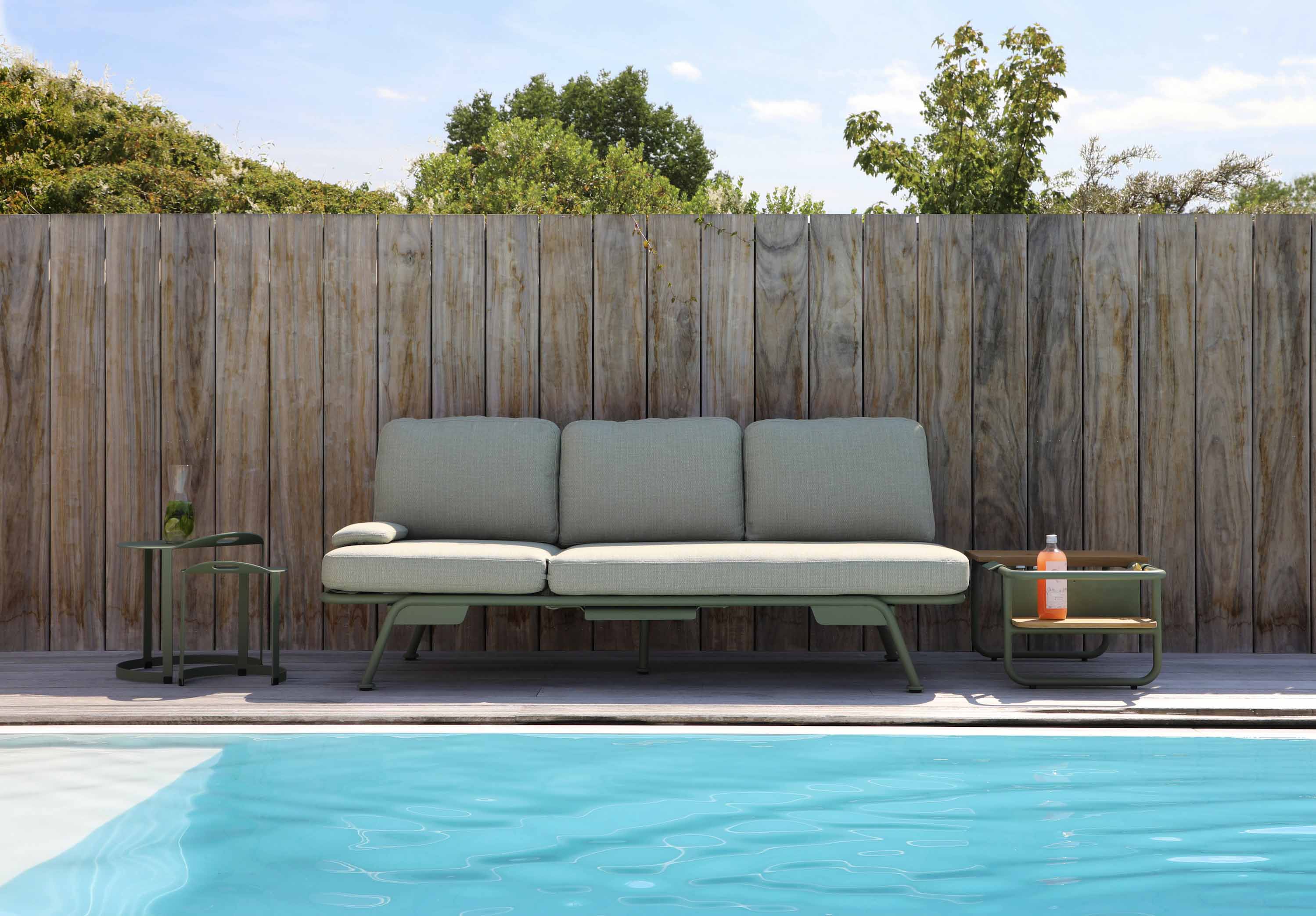 Salon de jardin modulable Sunny en aluminium vert, canapé-lit extérieur au design belge, coussins beige luxe, structure.