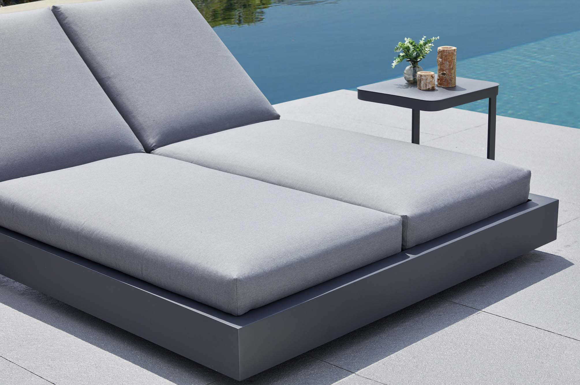 Lit de piscine double luxe en aluminium haut de gamme noir avec tissu 100% oléfine gris clair. 