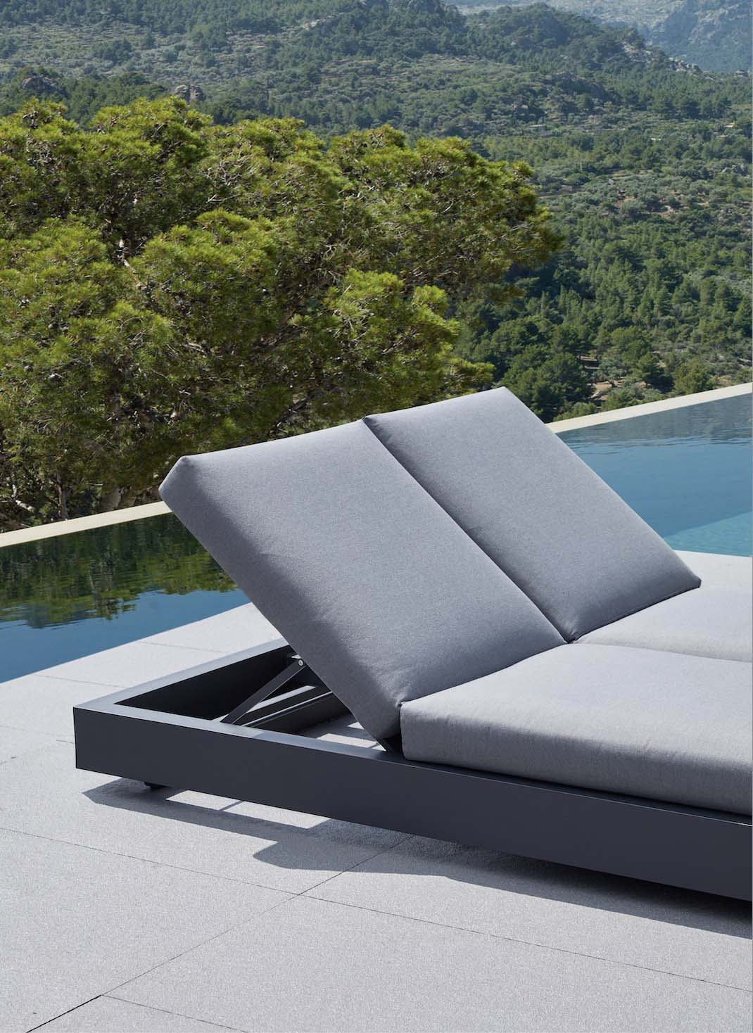 Lit de piscine double luxe en aluminium haut de gamme noir avec coussins en tissu 100% oléfine gris clair, housse déperlante. 