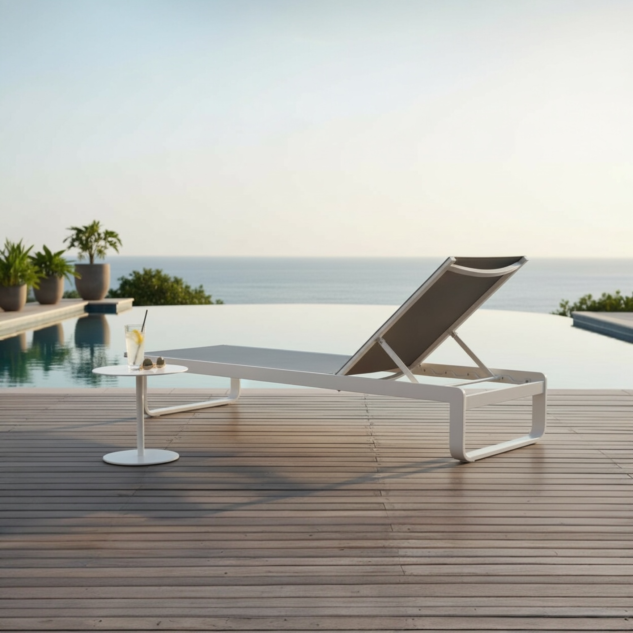Bain de soleil en aluminium haut de gamme avec textile gris en textilène, design épuré méditerranéen, peinture époxy blanche .