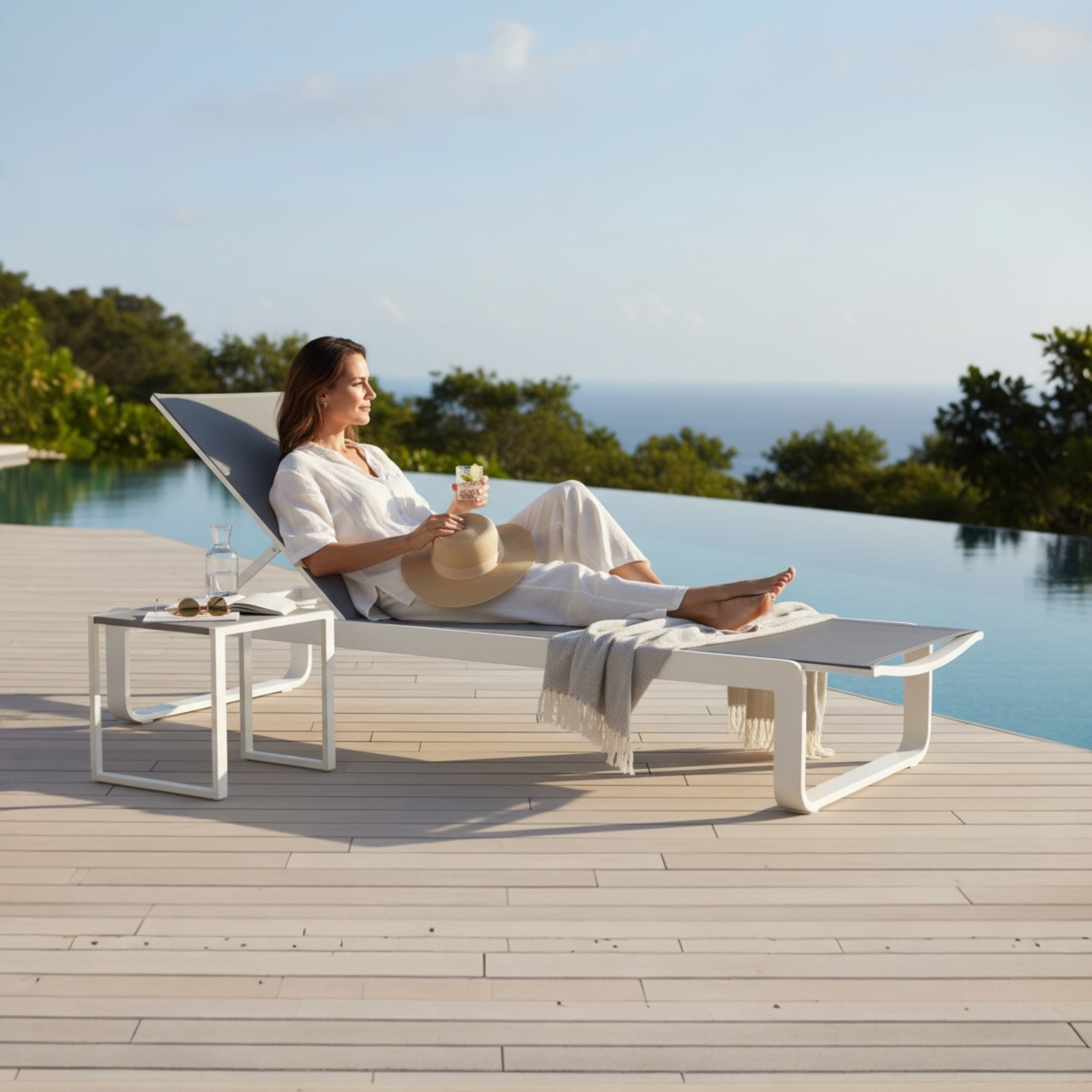 Bain de soleil en aluminium haut de gamme avec dossier réglable, textilène blanc, peinture époxy et roulettes, design.