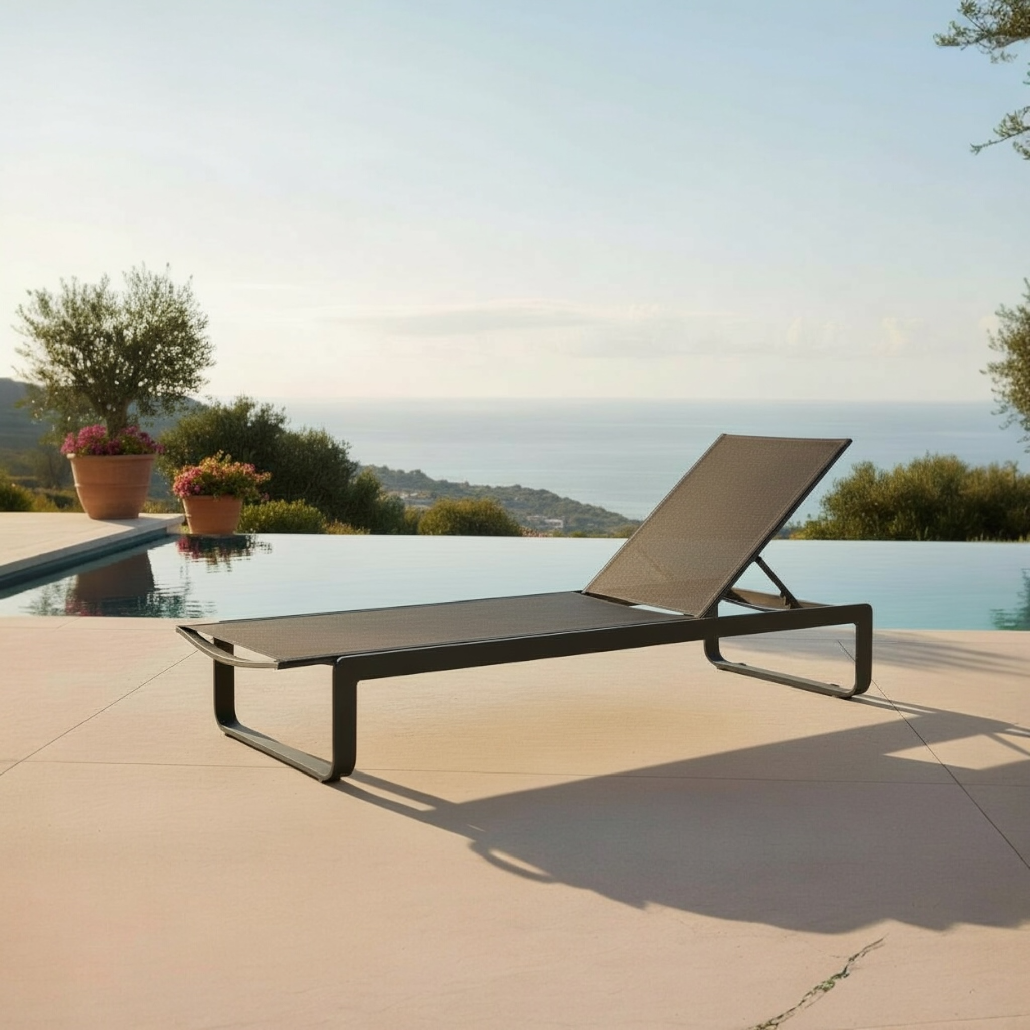 Lit de piscine ROMY noir en aluminium haut de gamme avec textilène beige, structure élégante à peinture époxy et roulettes.