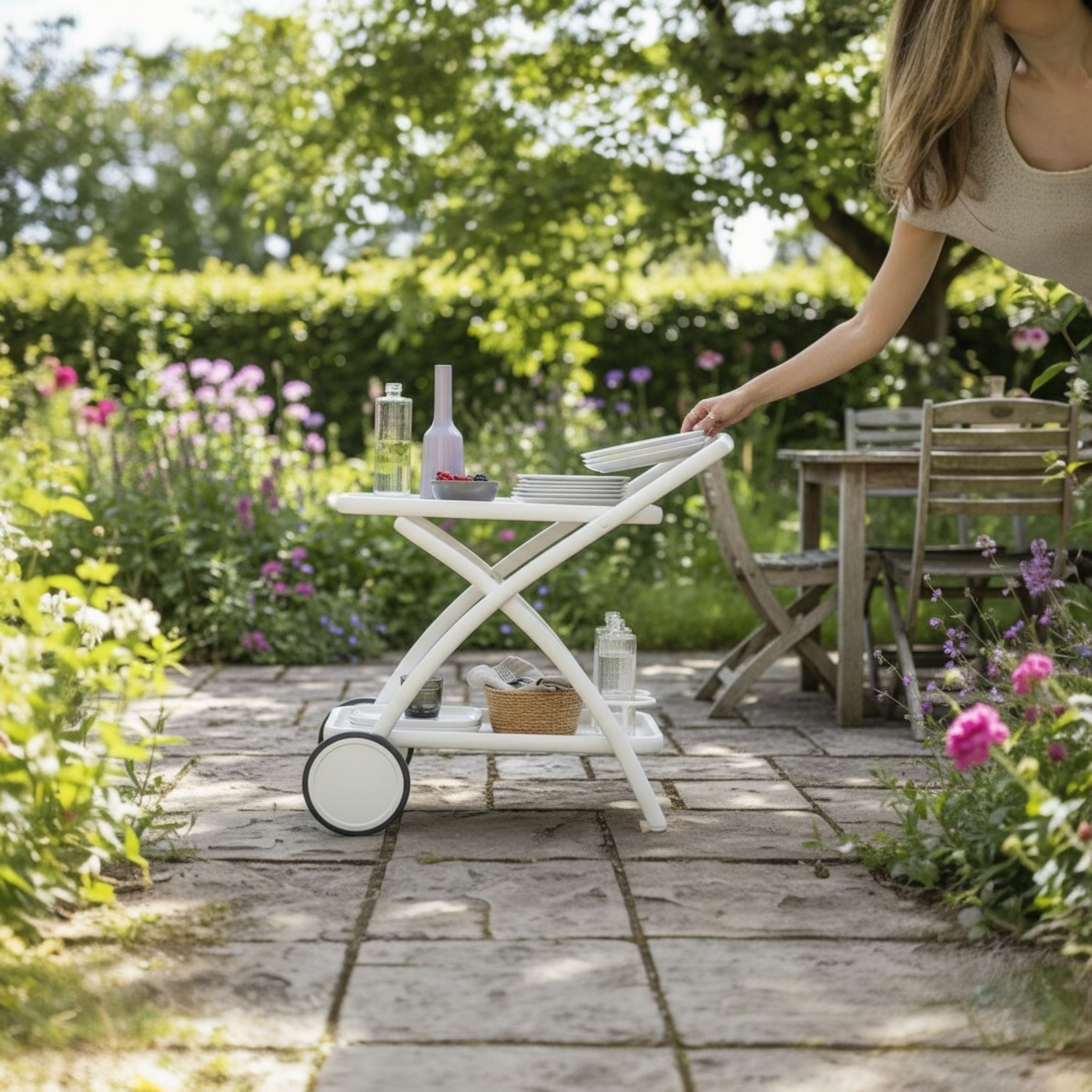 Chariot ou dessert de jardin en aluminium blanc. 