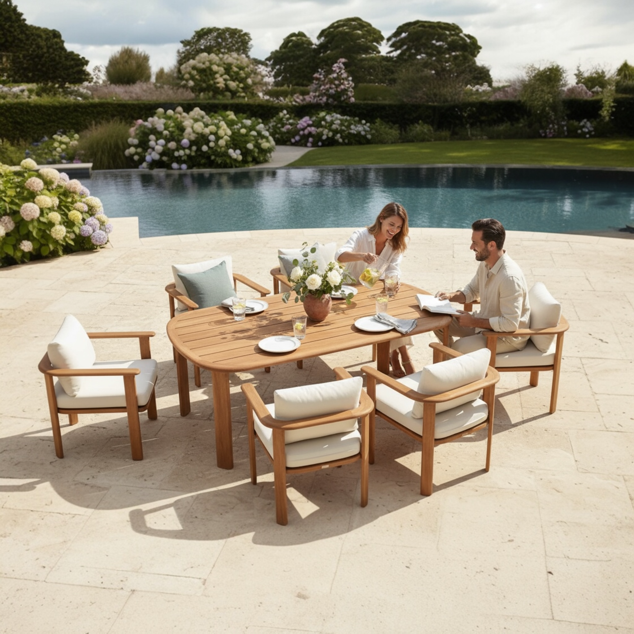 Ensemble repas de jardin en teck FSC massif, design italien, 6 places avec fauteuils en tissu acrylique déperlant et housse.