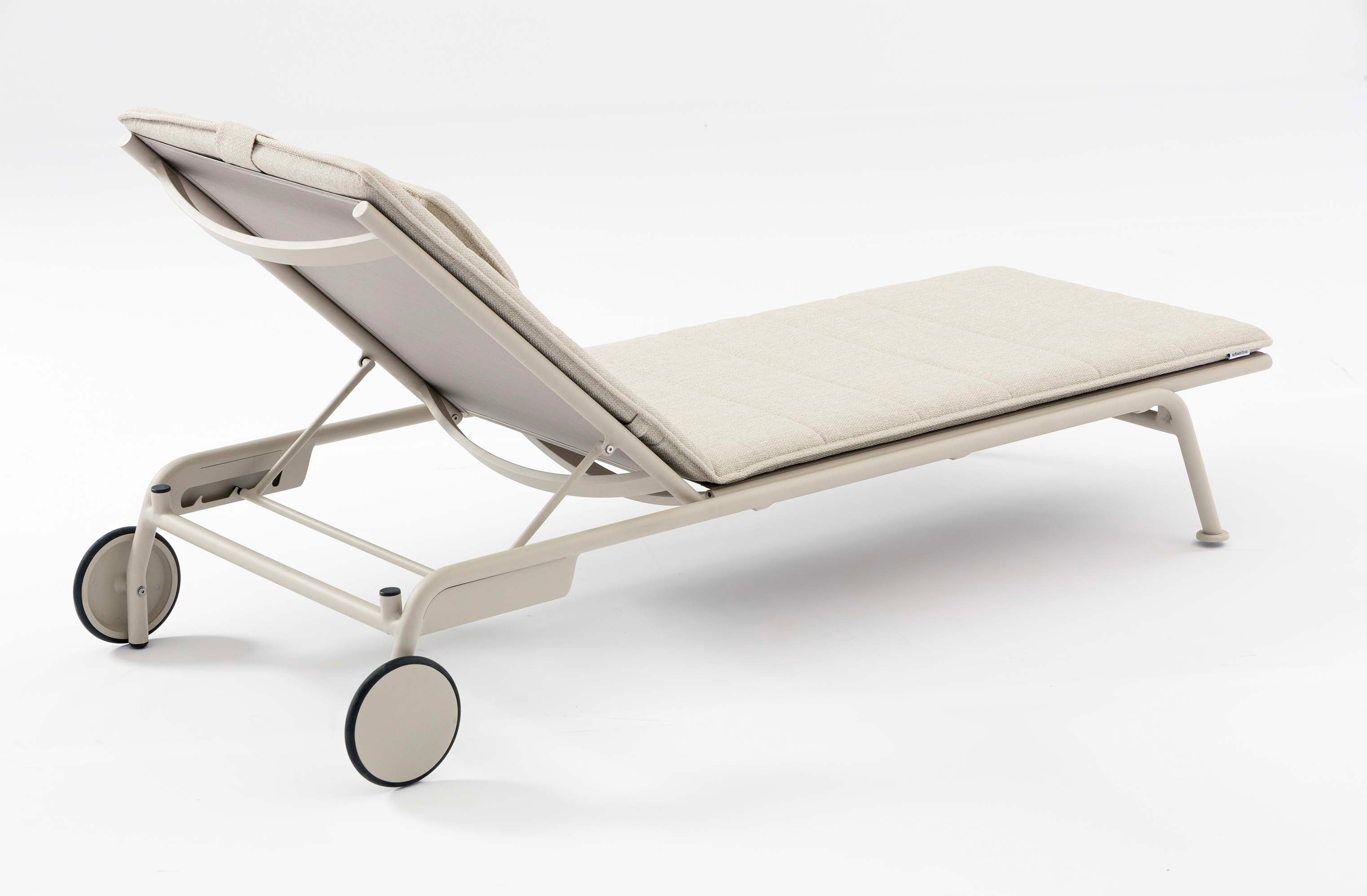 Bain de soleil Sunny beige en aluminium et textilène, dossier réglable, roulettes, design belge alliant luxe et innovation. 