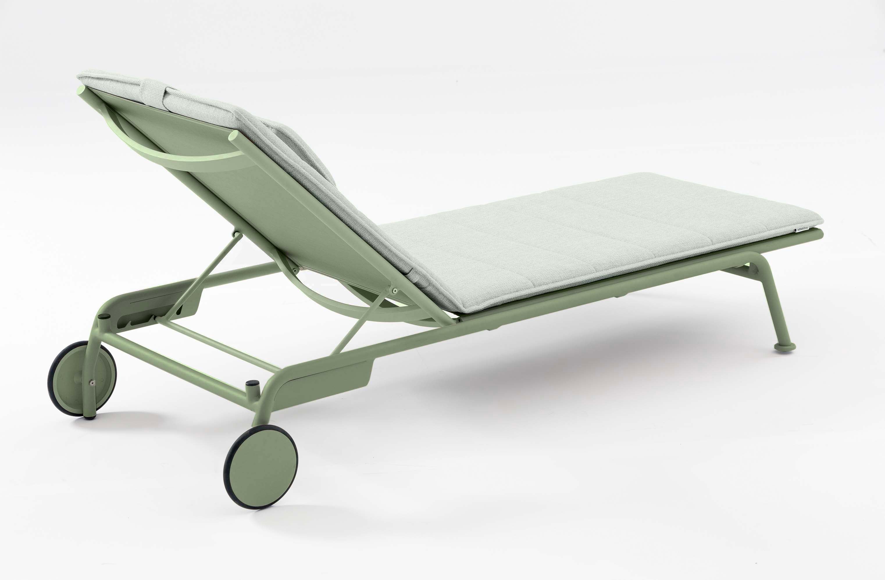Bain de soleil vert en aluminium et textilène, roulettes intégrées, dossier réglable, design belge élégant de la Collection.