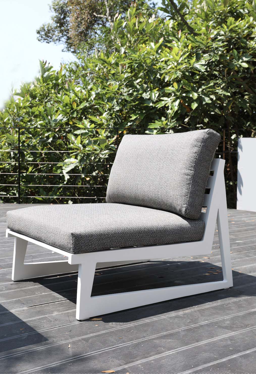 Chaise lounge moderne avec structure aluminium inoxydable blanche, coussins gris en mousse Quick Dry Foam, design luxueux. 