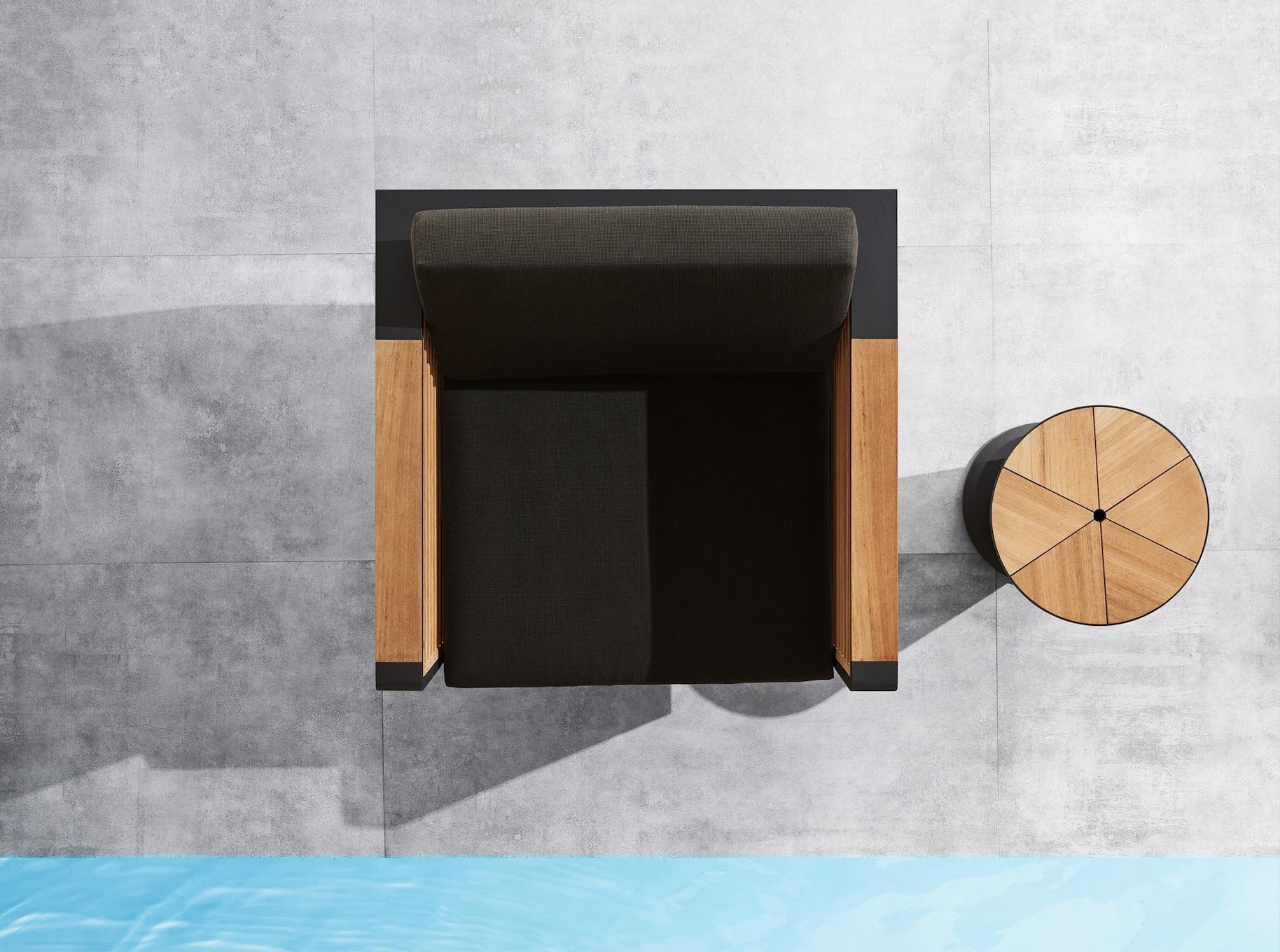Fauteuil carré en aluminium et teck FSC avec coussin luxe en tissu 100% Oléfine déhoussable et déperlant, table d'appoint.