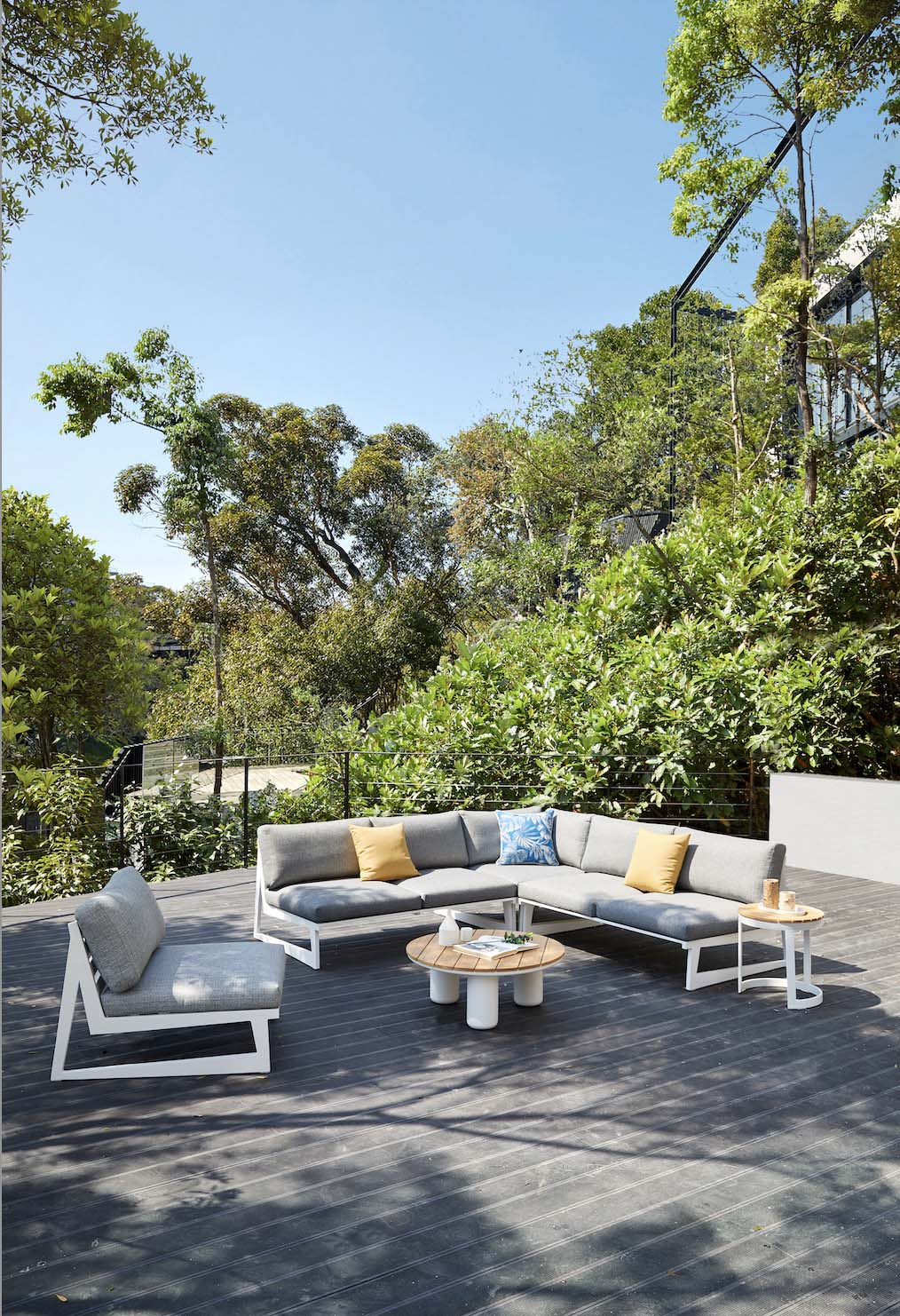 Salon de jardin d'angle design en aluminium inoxydable avec coussins gris en mousse Quick Dry Foam, structure luxe. 