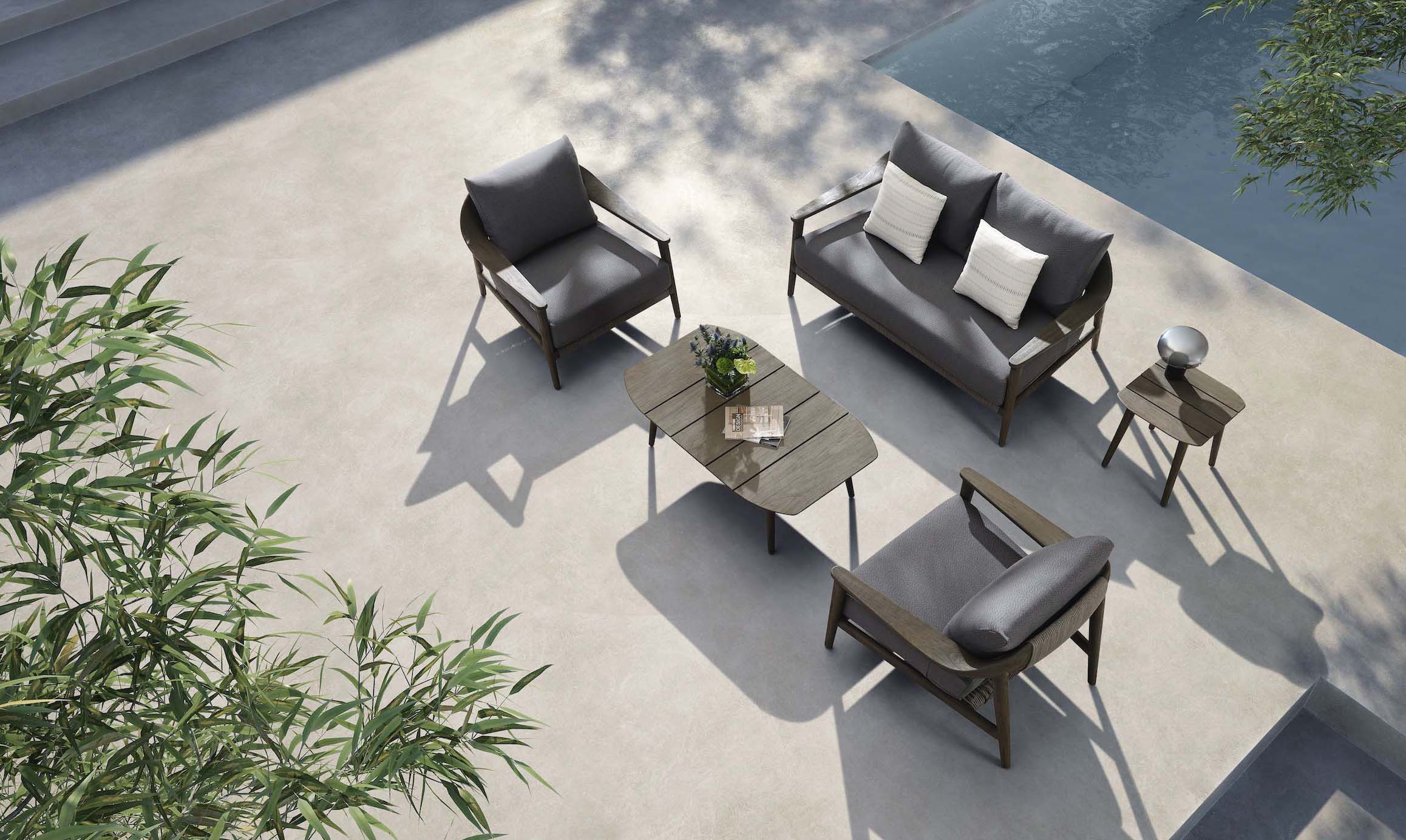 Mobilier de jardin luxueux en teck FSC massif et corde tressée, design italien méditerranéen, fauteuils et canapé 4 places.