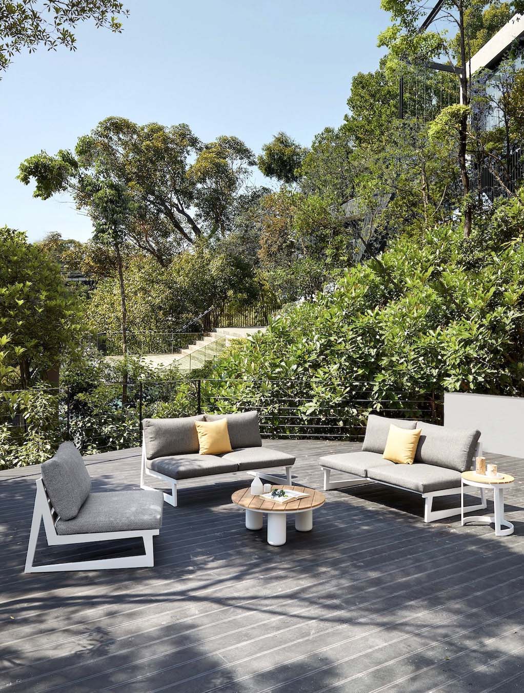 Salon de jardin moderne en aluminium inoxydable blanc avec coussins gris en mousse Quick Dry Foam, table basse ronde en Teck .