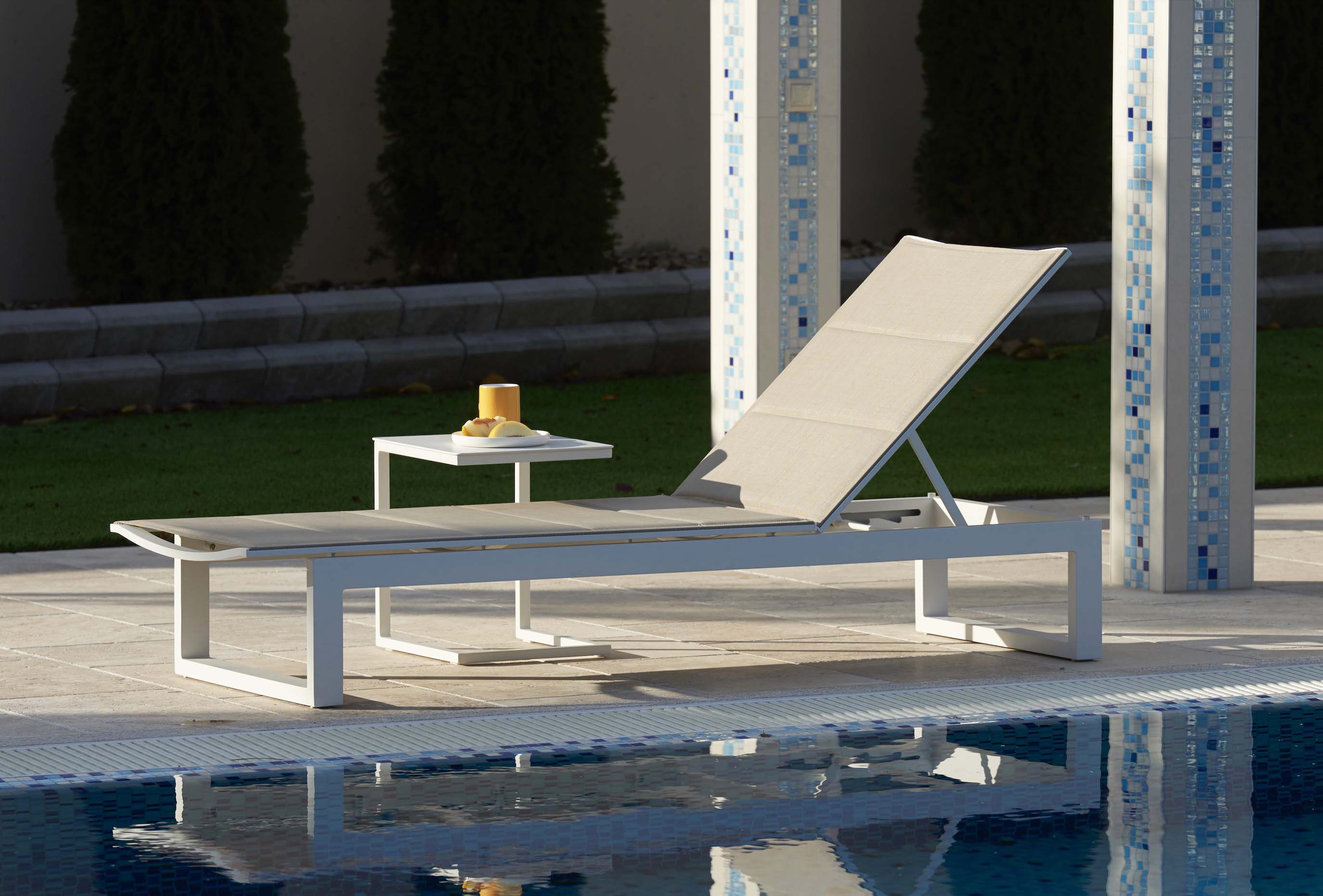 Bain de soleil en aluminium haut de gamme taupe avec tissu 100% oléfine, élégante housse déperlante et déhoussable. 
