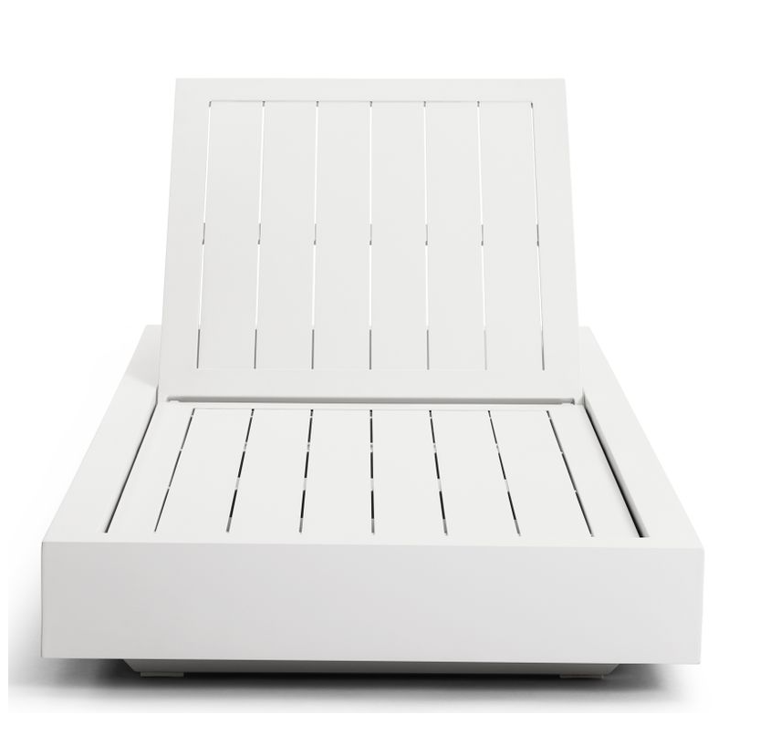 Bain de soleil luxe en aluminium haut de gamme blanc, design épuré aux lignes modernes, dossier ajustable, surface en lattes. 