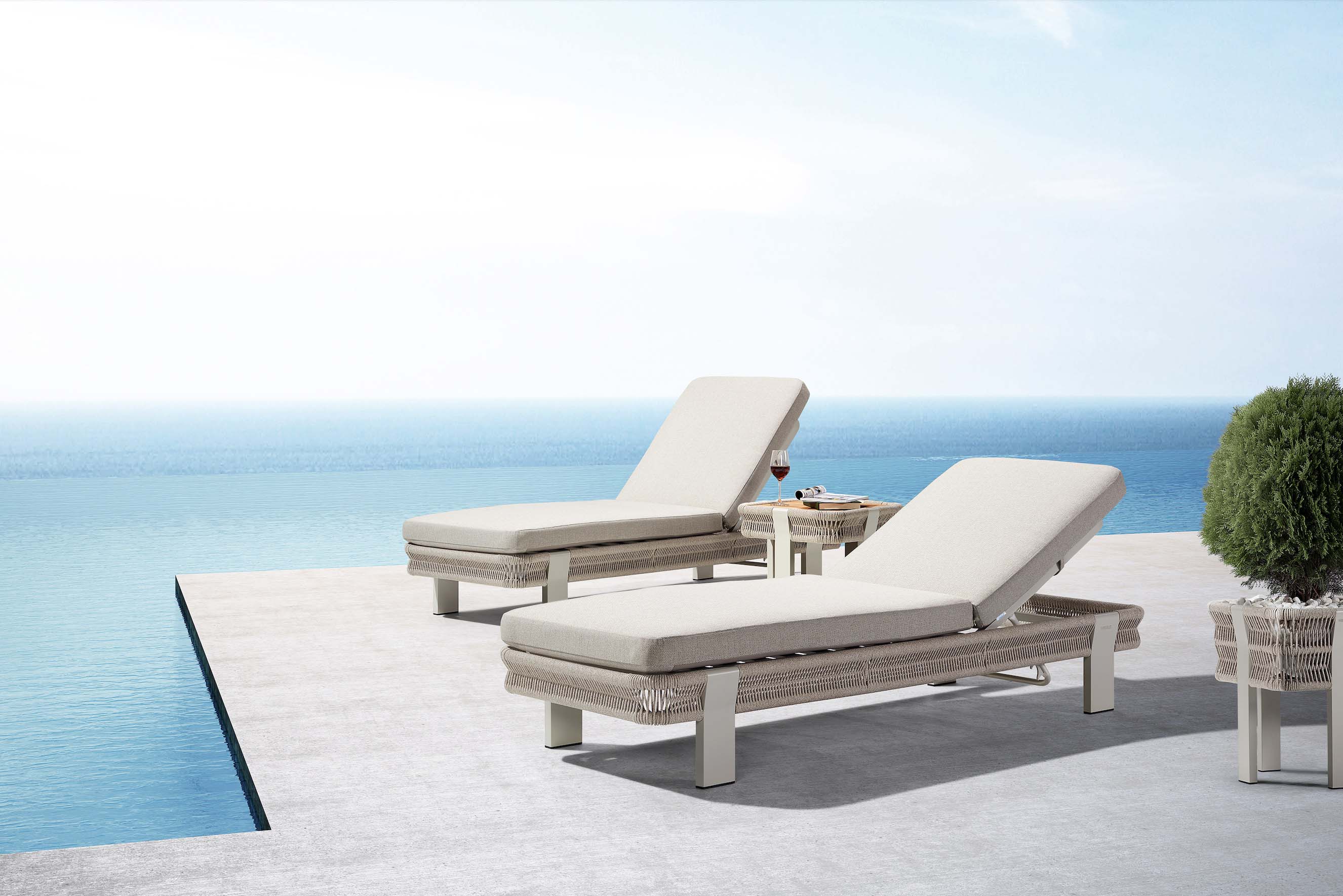 Duo de bain de soleil au design moderne en aluminium et corde tressée beige, coussins déhoussables et déperlants, table.