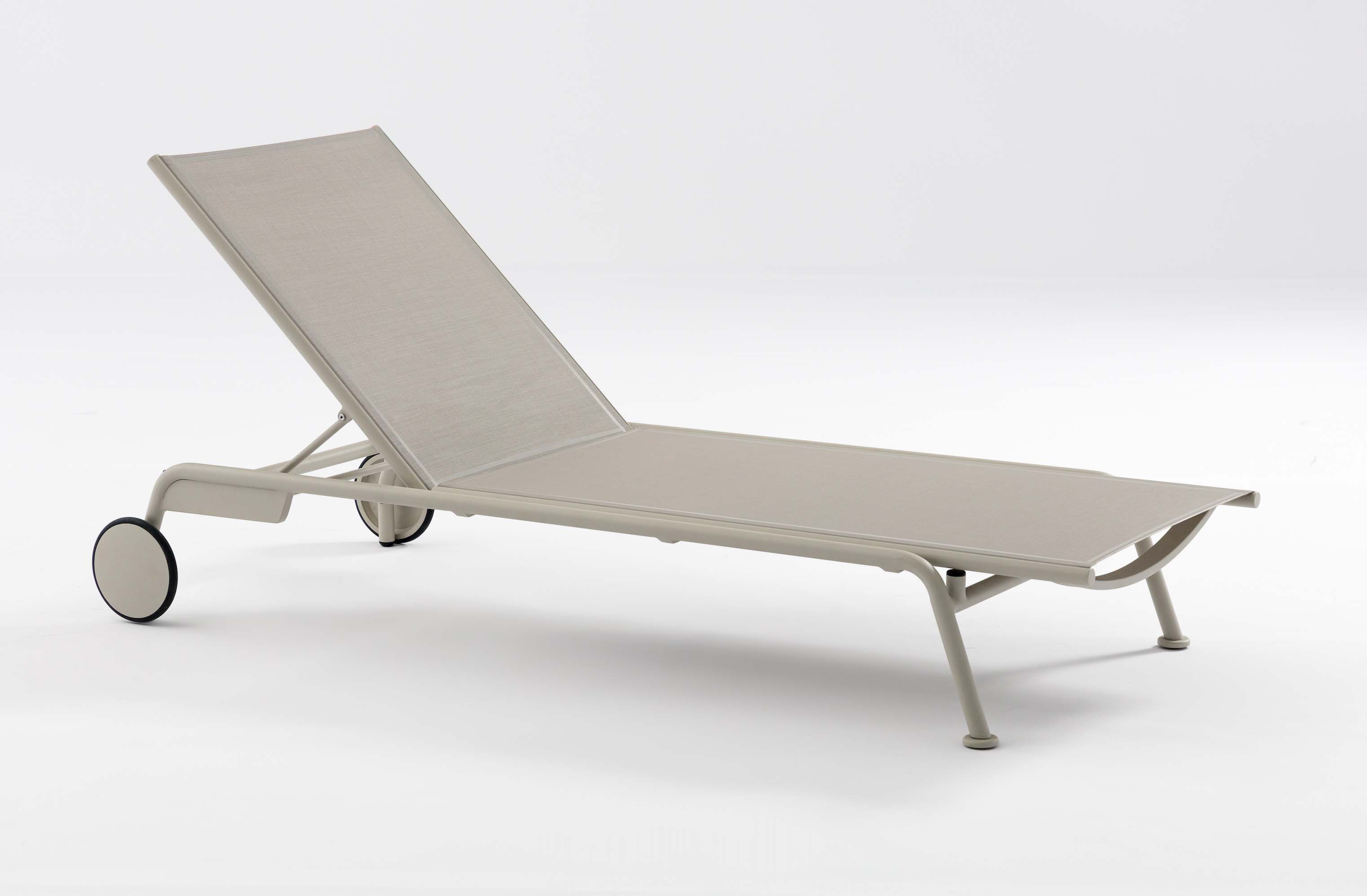 Bain de soleil Sunny beige en aluminium et textilène, design belge, dossier réglable, roulettes, Collection modulable.