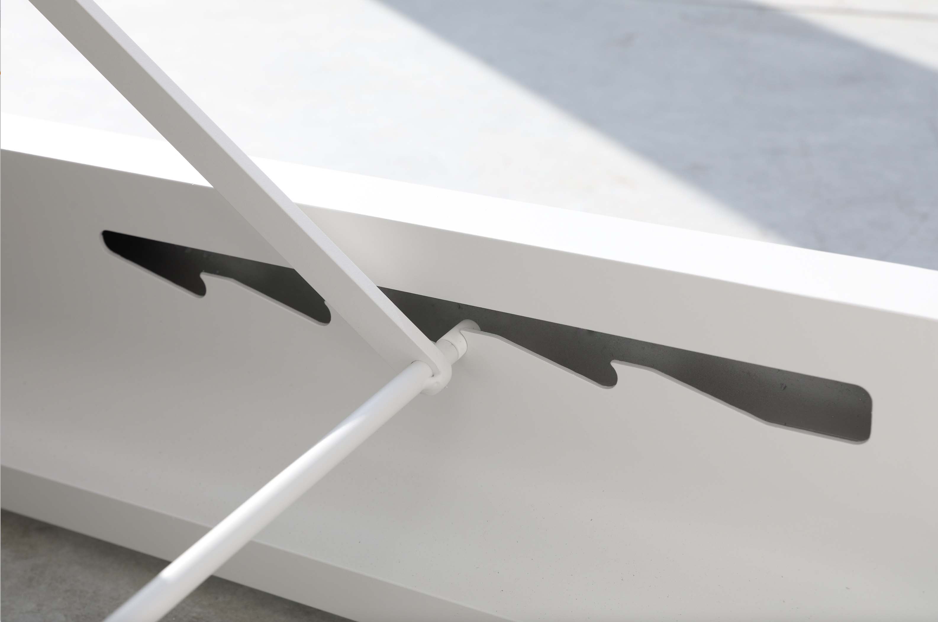 Détail du mécanisme réglable en aluminium haut de gamme avec peinture époxy blanche, élégance et durabilité au design.