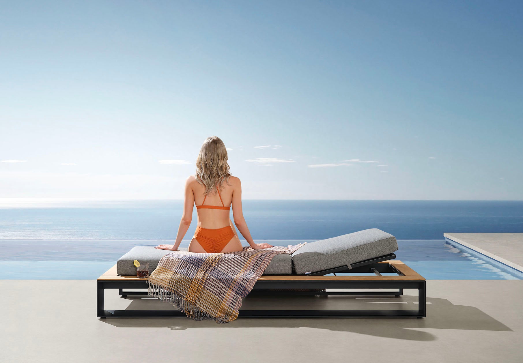 Bain de soleil contemporain en aluminium noir et Teck SFC, coussin haut de gamme en tissu acrylique beige, déhoussable et.
