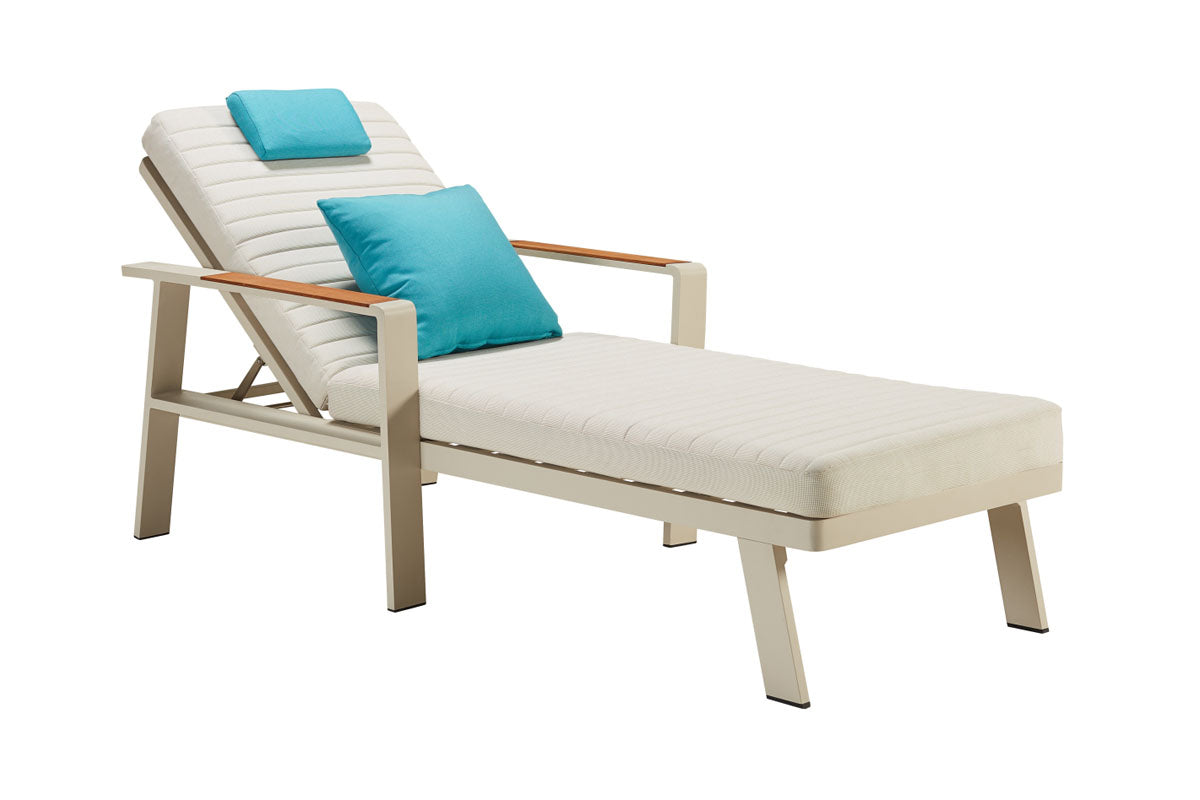 Bain de soleil luxe en aluminium haut de gamme beige avec tissu oléfine déperlant et déhoussable, accoudoirs en teck FSC,.