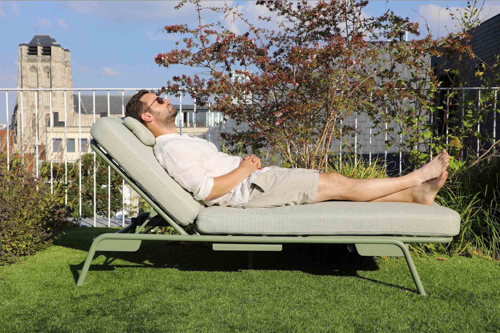 Salon de jardin modulable Sunny en aluminium vert mat, matelas beige épais, design belge luxe. 