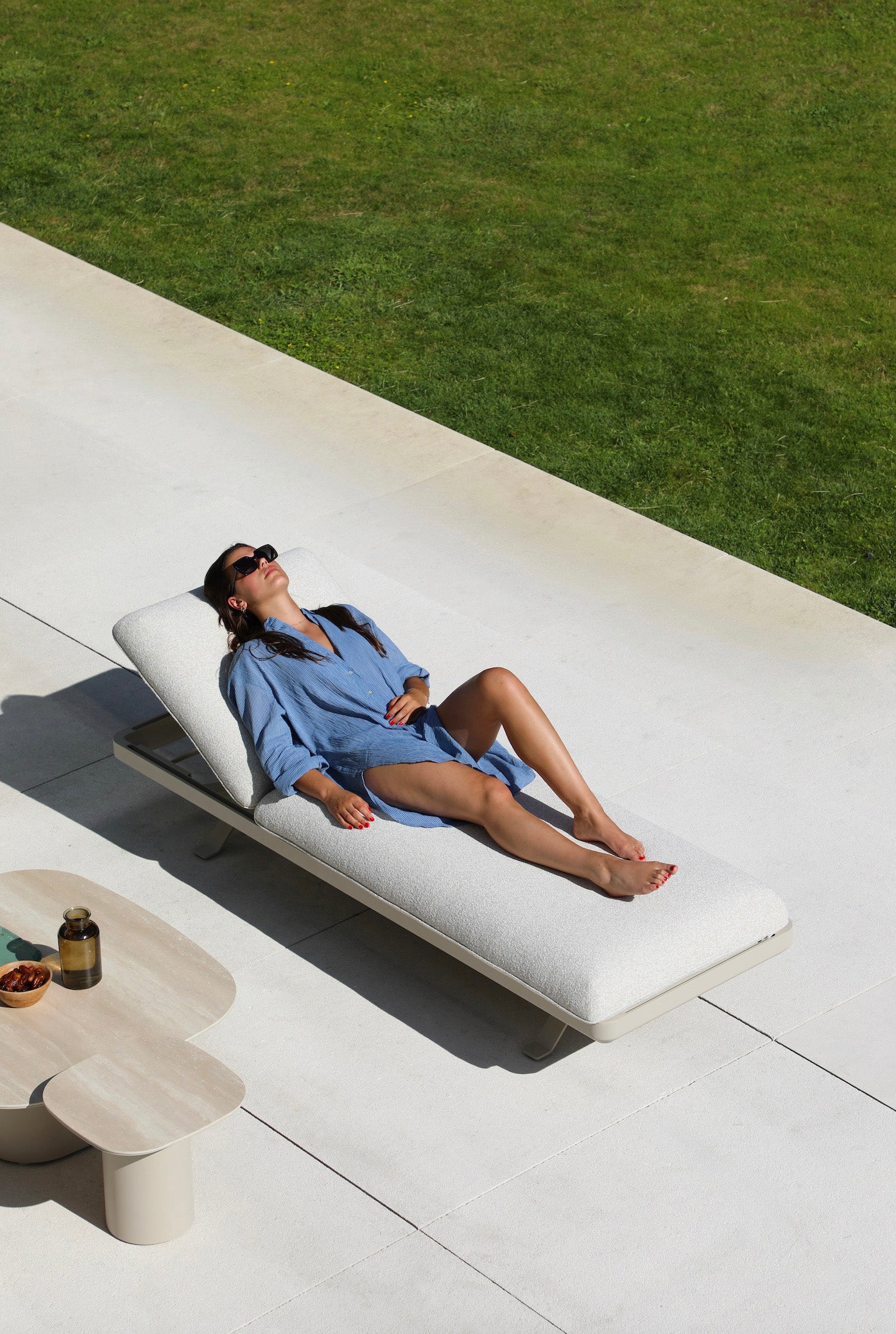 Bain de soleil modulable en aluminium inoxydable blanc avec coussin déhoussable et déperlant, design élégant et esthétisme.