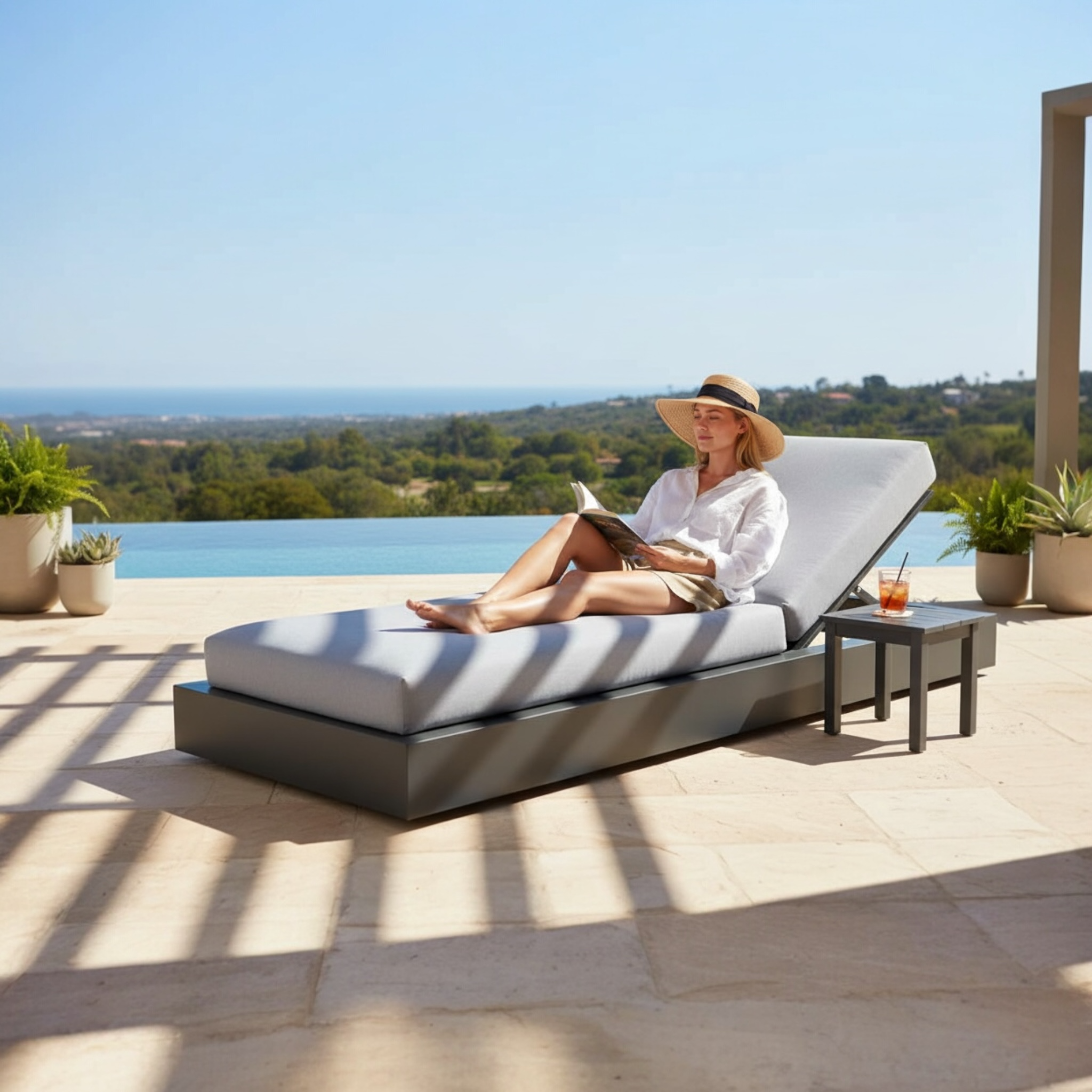Bain de soleil luxe en aluminium haut de gamme gris foncé, matelas en tissu 100% oléfine gris clair avec housse déperlante.