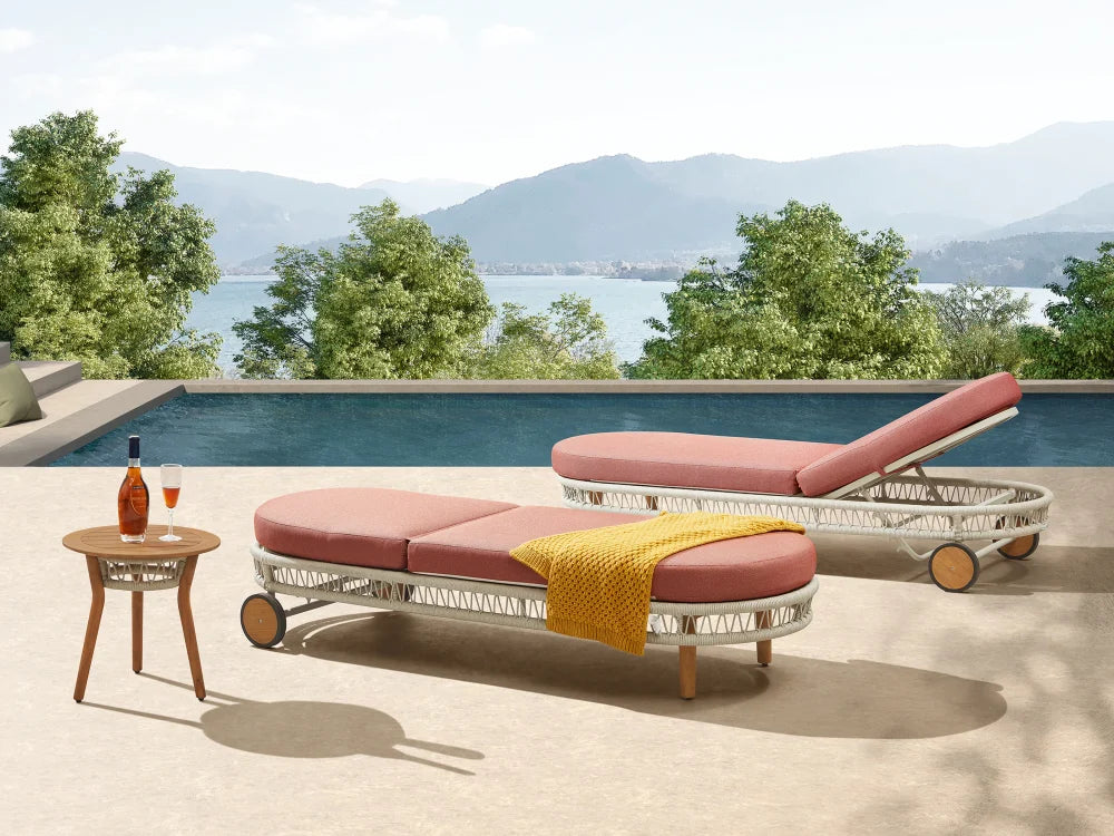 Bain de soleil en teck FSC avec structure en corde tressée beige, coussin déhoussable rose déperlant, élégance.