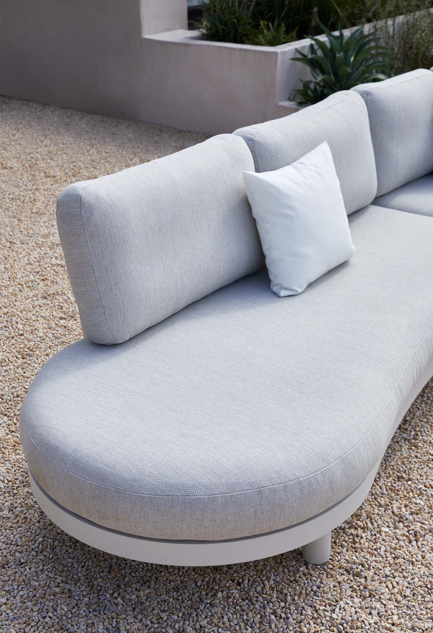 Salon d'angle en aluminium haut de gamme avec peinture epoxy blanc mat, coussins en tissu 100% oléfine gris clair, design.