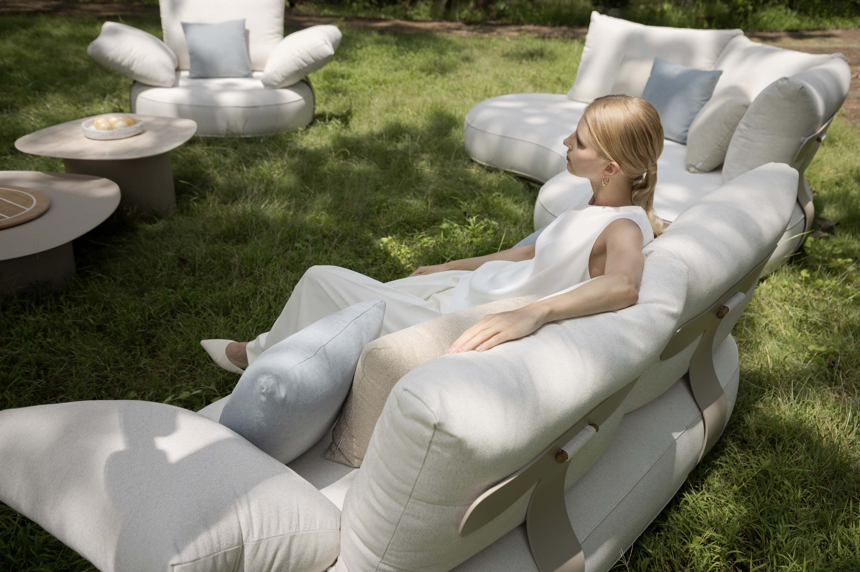 Banquette de jardin en aluminium, design italien élégant, coussins en tissu acrylique beige