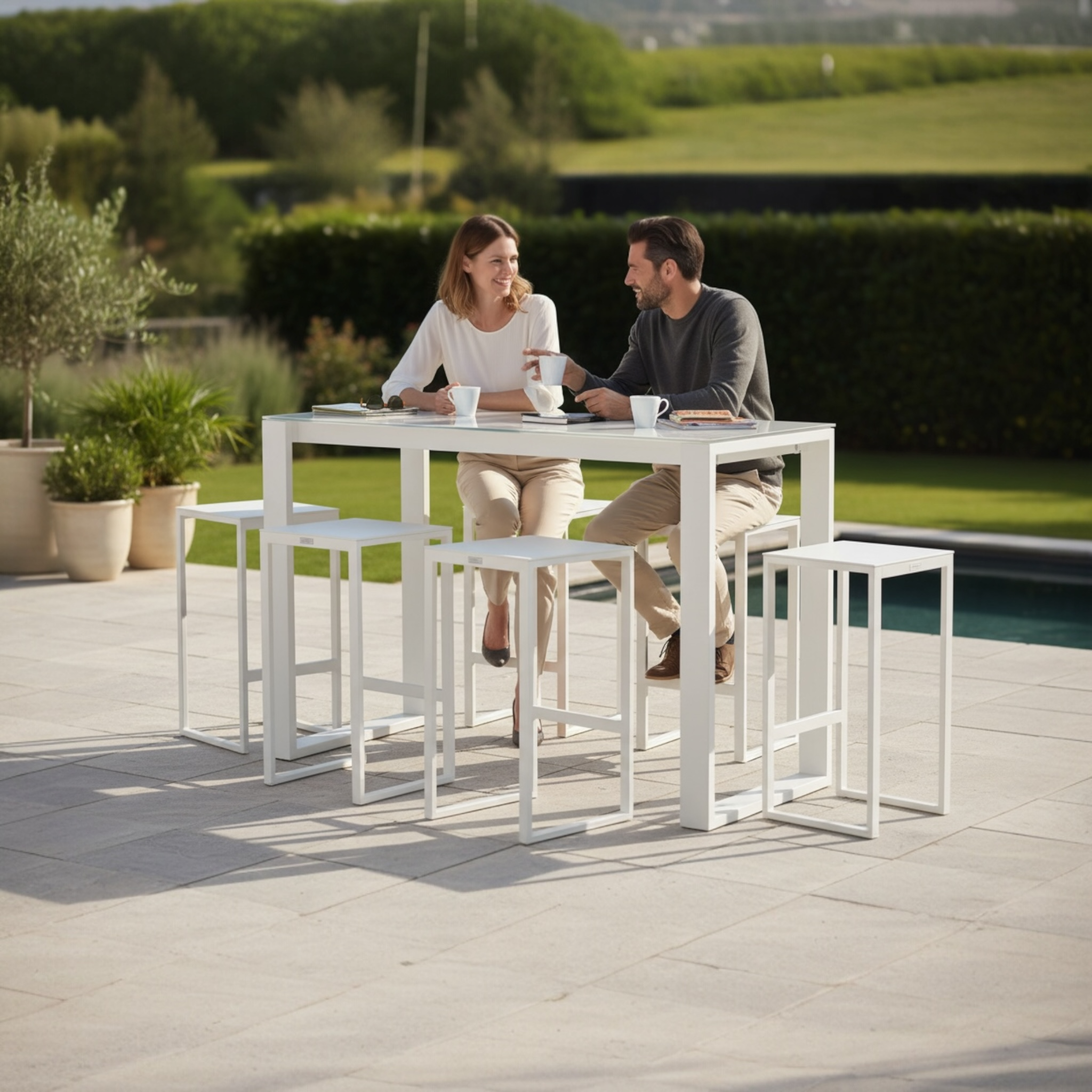 Ensemble table bar rectangulaire en aluminium haut de gamme blanc avec six tabourets élégants, housses déperlantes en tissu.