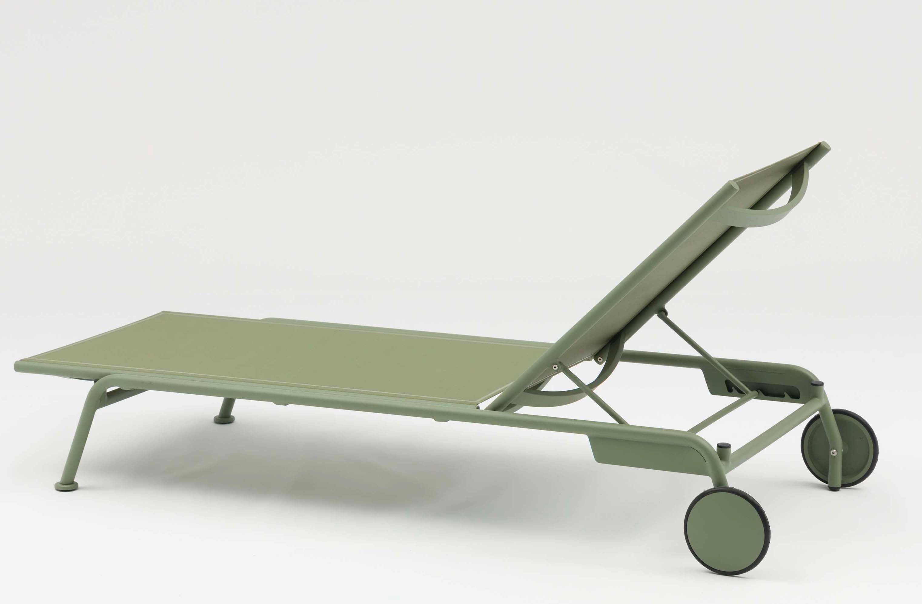 Bain de soleil vert en aluminium et textilène, dossier réglable, roulettes intégrées, design belge élégant et durable. 
