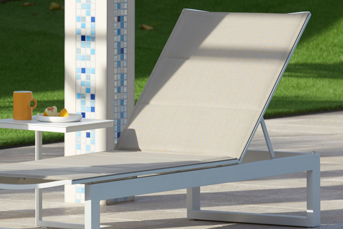 Duo de bains de soleil en aluminium haut de gamme taupe avec tissu 100% oléfine, housse déperlante et déhoussable, table.