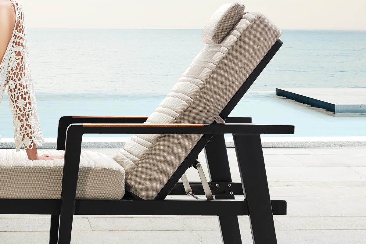 Duo de bains de soleil en aluminium haut de gamme et teck FSC, coussins en tissu oléfine beige avec housse déperlante. 