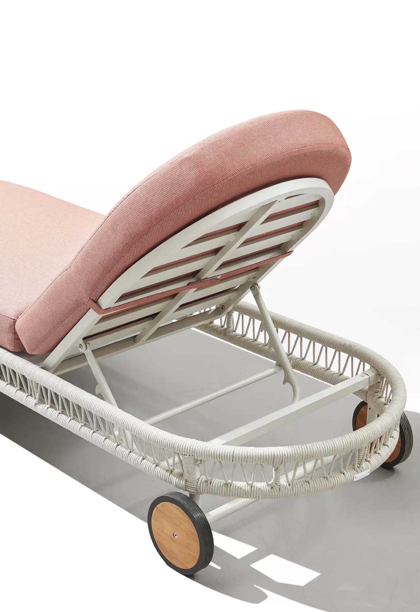 Bain de soleil en teck FSC avec structure en corde tressée blanche, coussin rose déhoussable et déperlant, design élégant et .