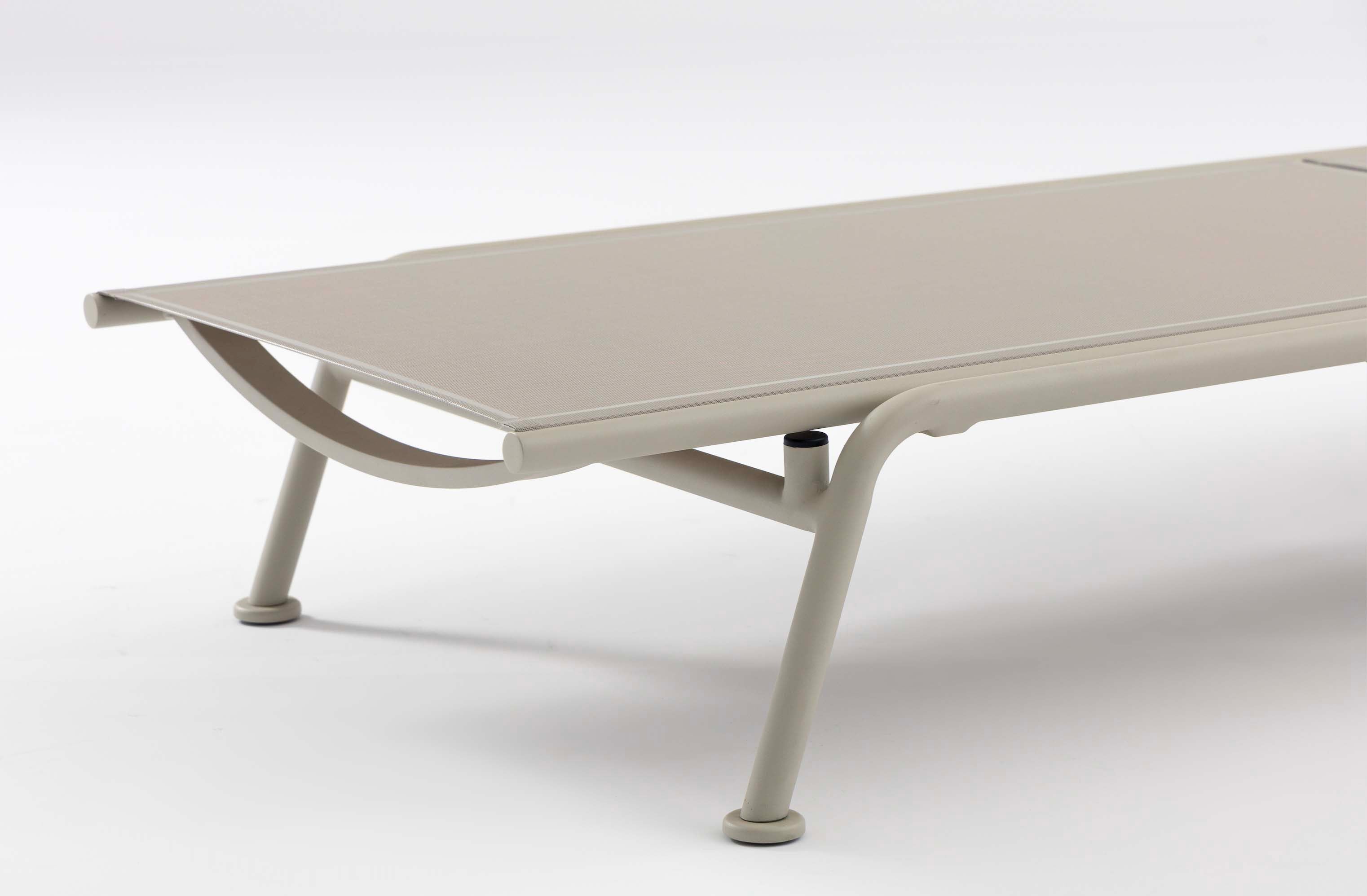 Bain de soleil en aluminium beige et textilène avec roulettes, dossier réglable, design belge élégant, matériaux nobles.