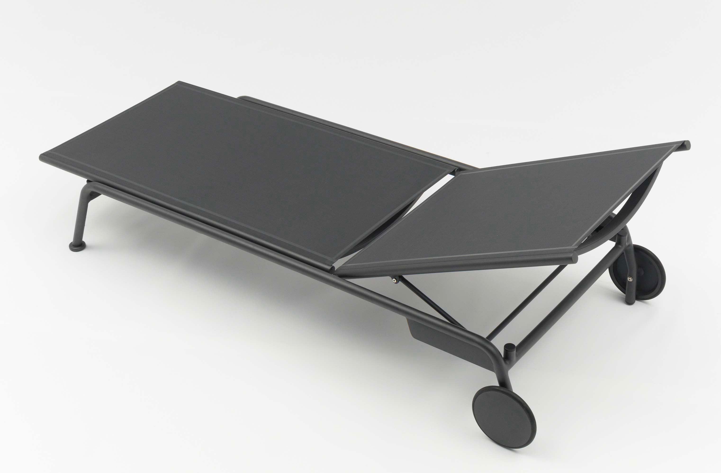 Bain de soleil gris en aluminium et textilène, dossier réglable, roues noires, design belge, Collection modulable Sunny haut .