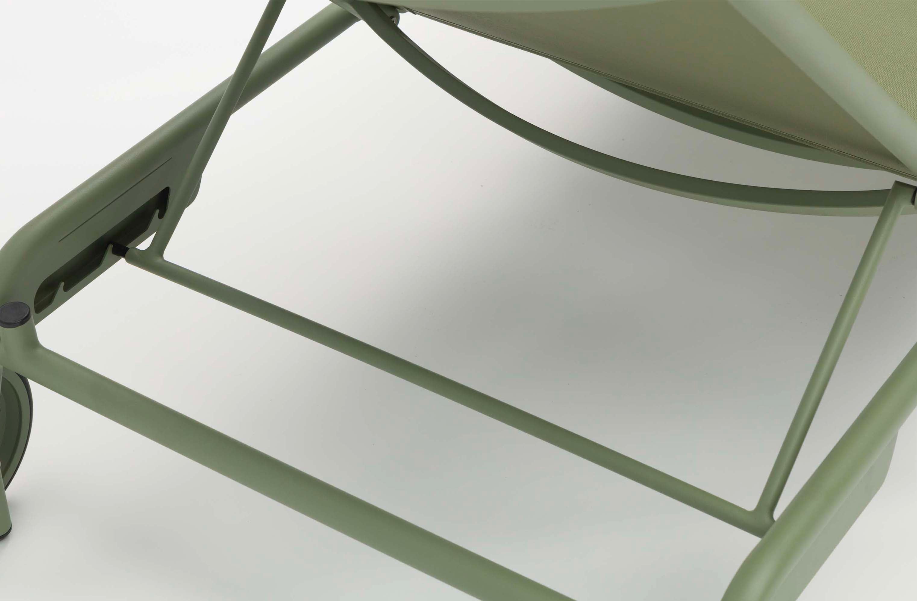 Bain de soleil vert en aluminium et textilène, design belge élégant avec roulettes, finition luxe et durable, collection.