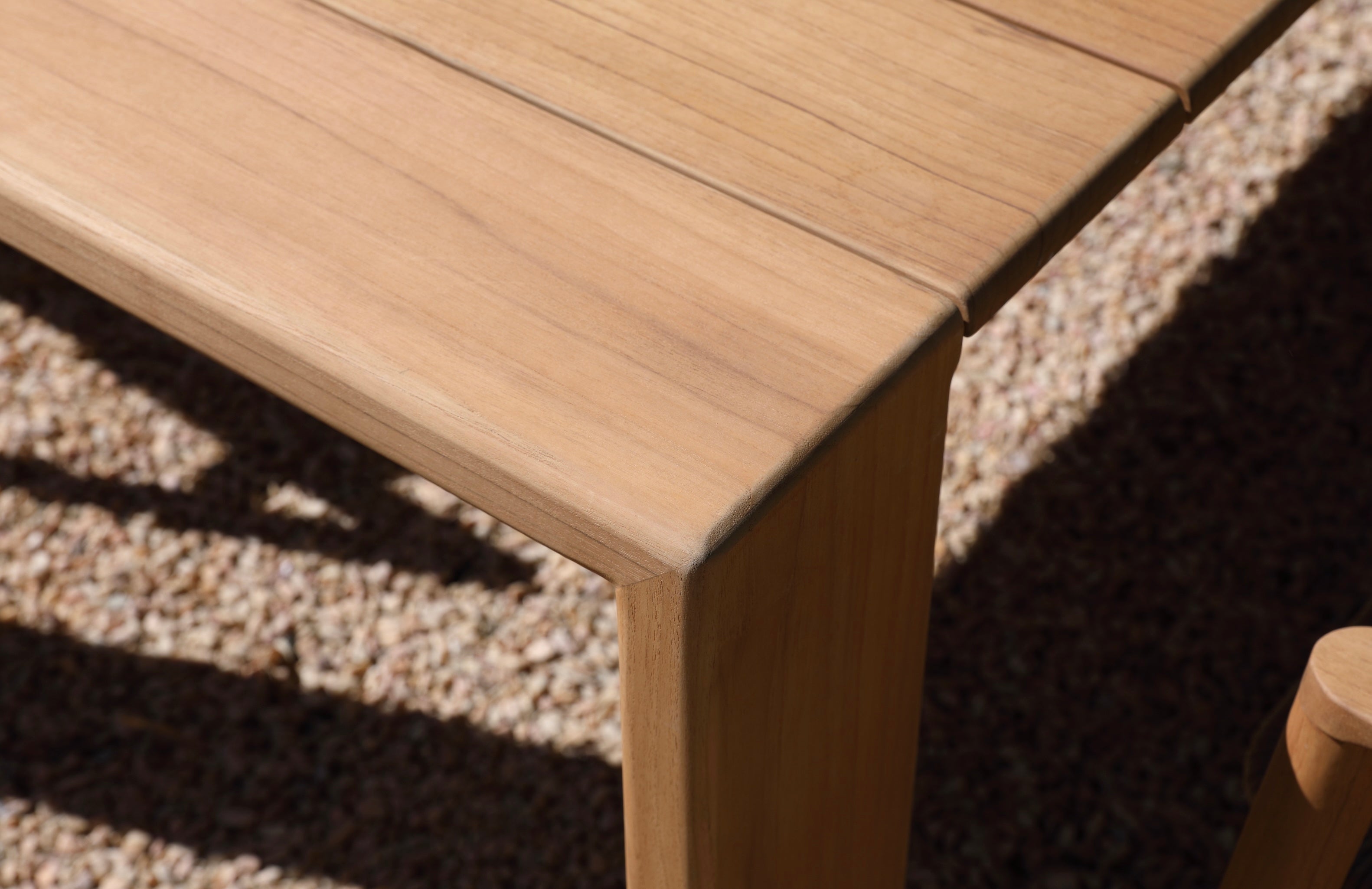Table repas haut de gamme en teck massif FSC avec pieds en aluminium inoxydable, design épuré et chaleureux, parfaite pour.