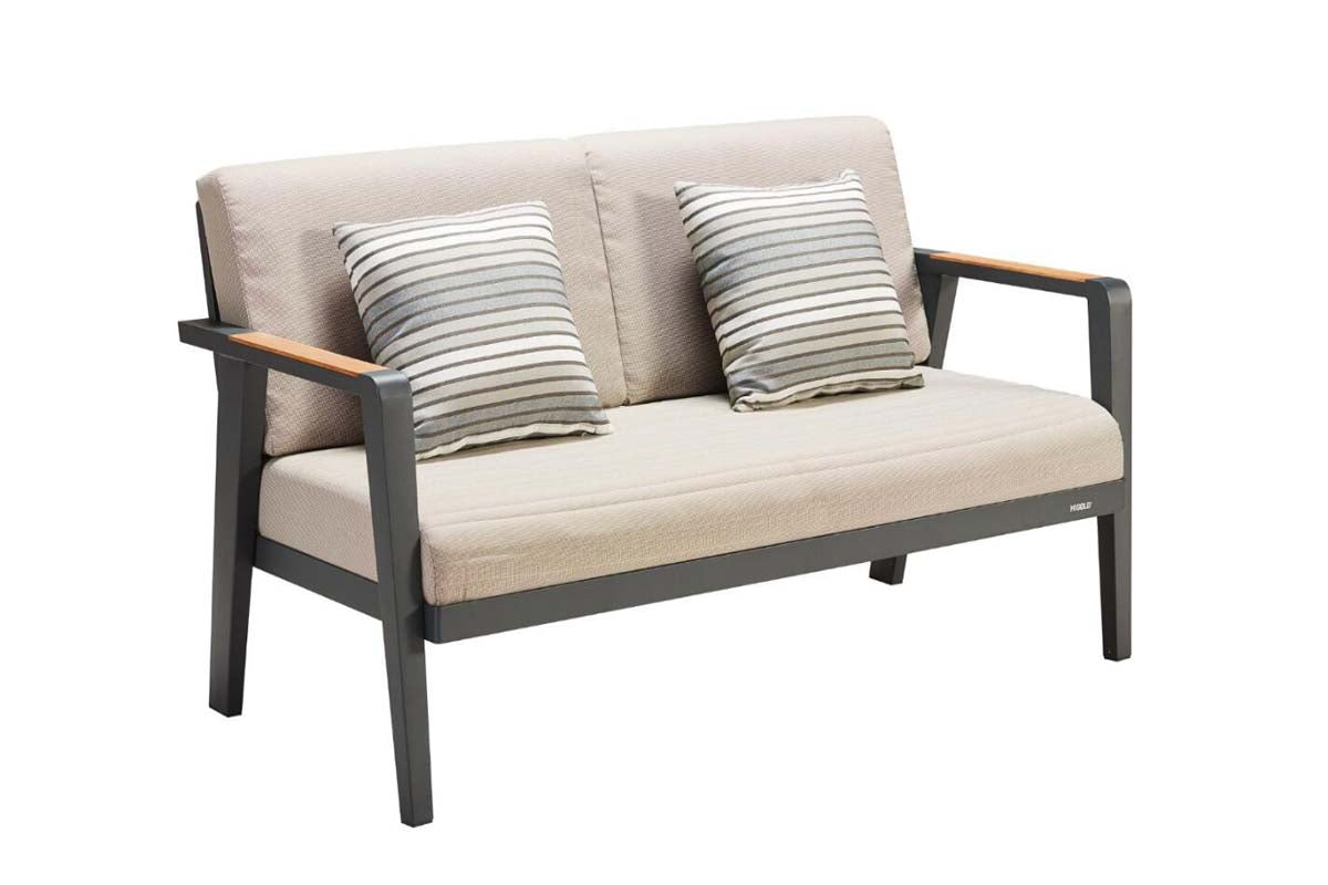Canapé 2 places en aluminium haut de gamme noir mat avec accoudoirs en teck FSC, coussins luxe en tissu oléfine beige. 