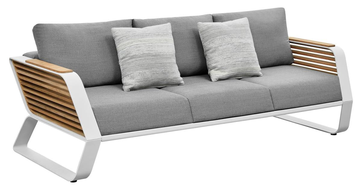 Canapé 3 places design Pininfarina en aluminium blanc et accoudoirs en Teck FSC, coussins gris haut de gamme, style luxueux.