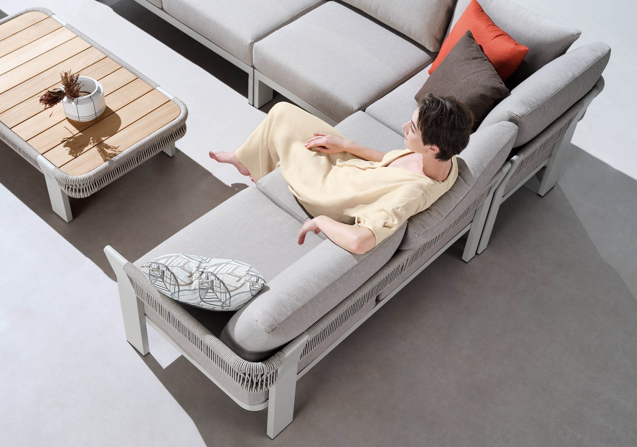 Canapé d'angle extérieur moderne en aluminium avec corde tressée beige, coussins déhoussables déperlants beige clair. 