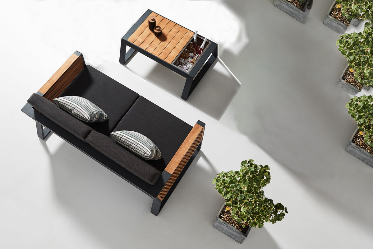 Canapé de jardin 2 places en aluminium noir et accoudoirs Teck FSC, coussins déhoussables et déperlants en tissu 100%.