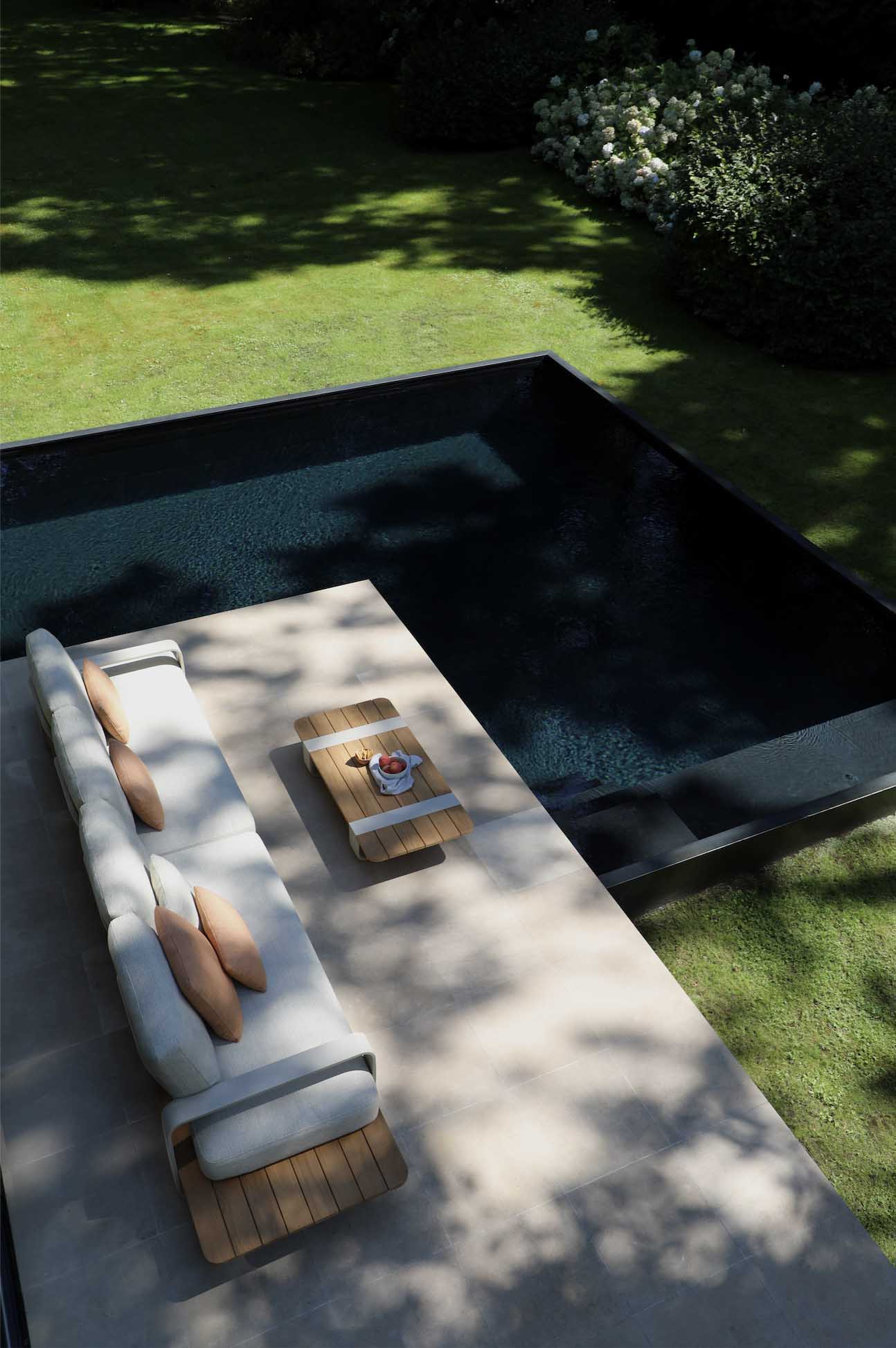 Salon de jardin luxe en aluminium design et teck FSC, canapé modulable avec coussins en tissu 100% Sunproof Oléfine 