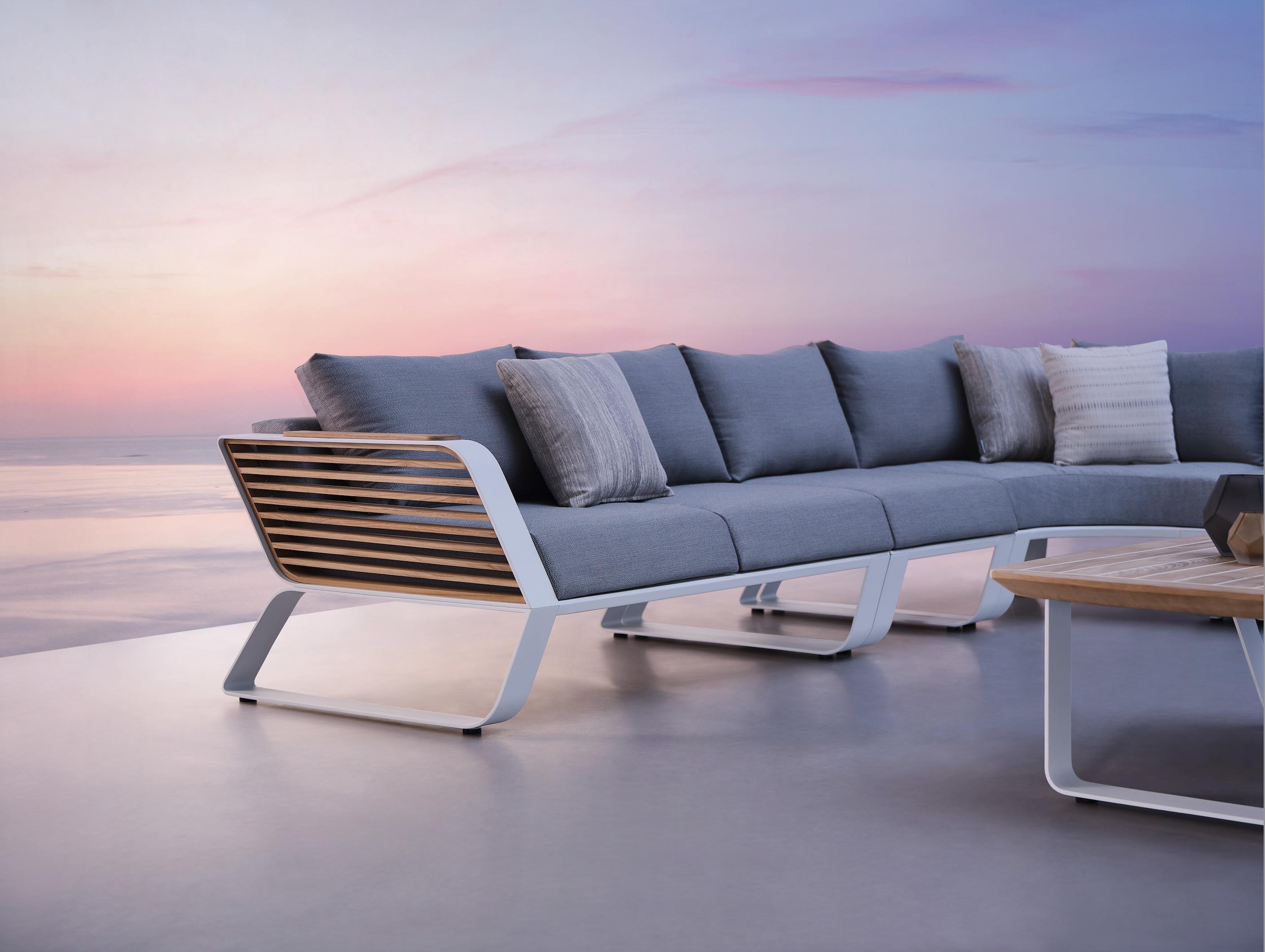 Canapé d'angle luxueux en aluminium blanc et Teck FSC, design Pininfarina aux coussins gris, lignes légères et élégantes. 