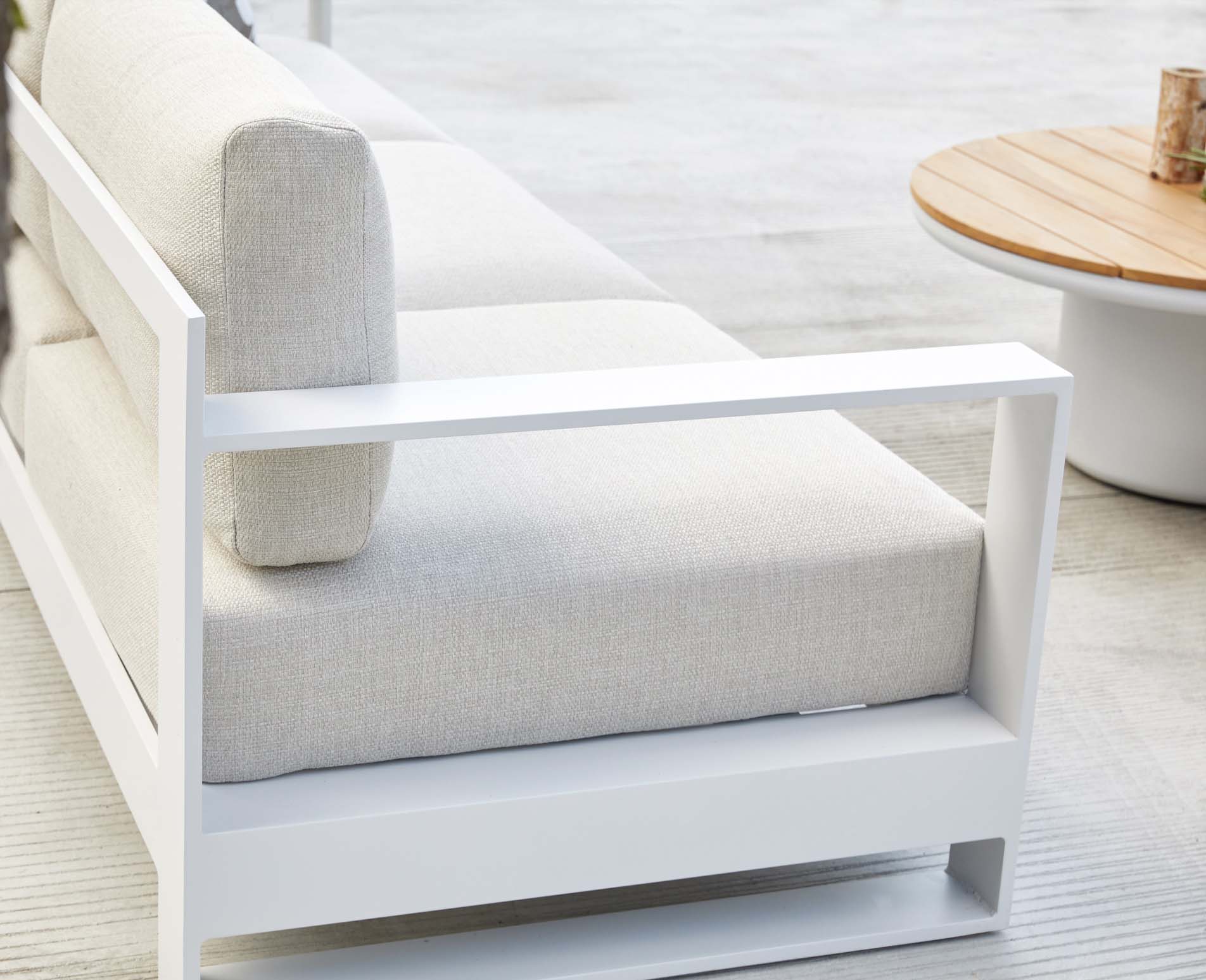 Salon d'angle modulable en aluminium haut de gamme blanc avec tissu oléfine Sunproof beige, design premium et élégance.