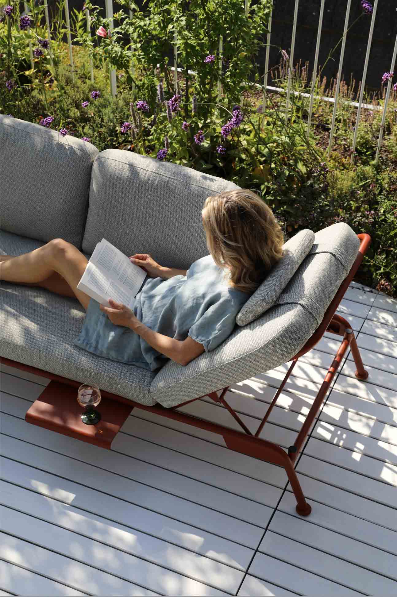 Salon de jardin modulable Sunny en aluminium terracotta avec coussins gris clair, design belge luxueux, dossier inclinable. 