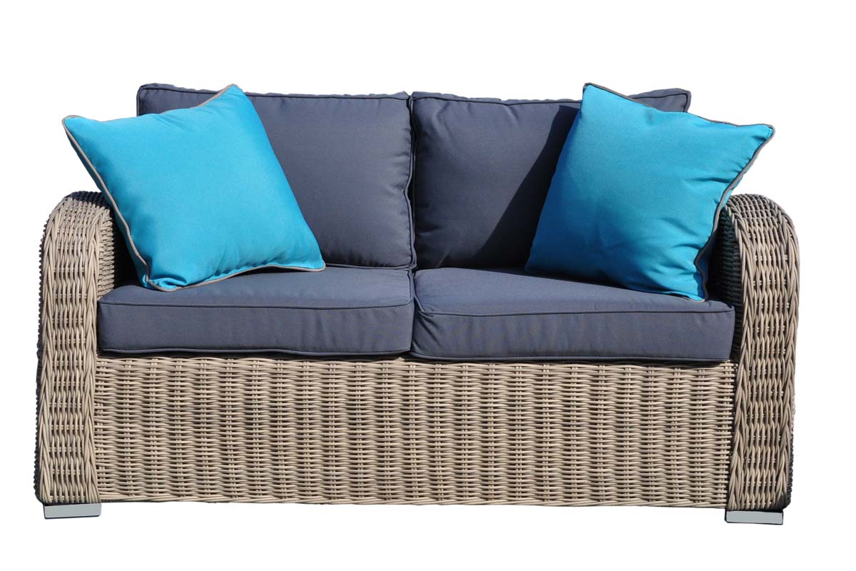 Salon de jardin cosy en résine tressée ronde beige avec structure aluminium inoxydable, coussins gris en tissu oléfine.