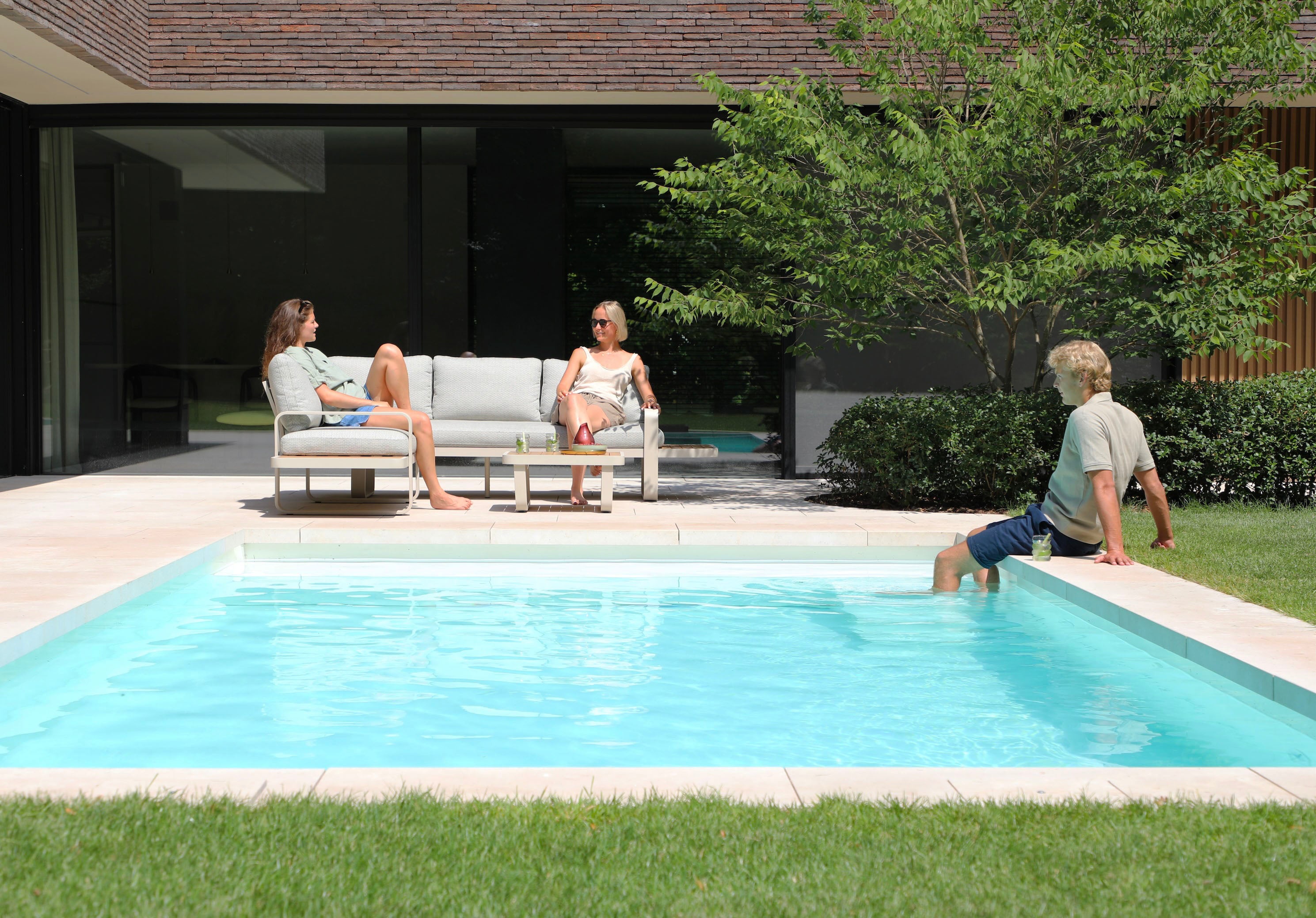 Salon de jardin d'angle modulable en aluminium inoxydable et teck FSC, coussins déhoussables et déperlants, design luxe. 